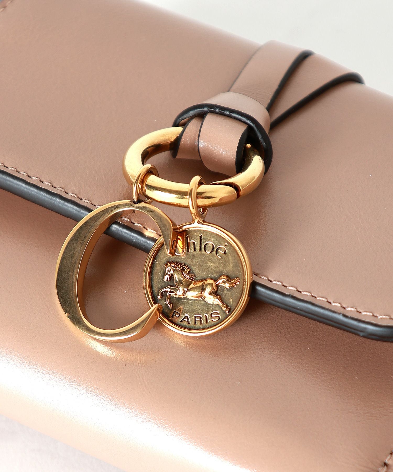 Chloe(クロエ)】 シャイニーレザー製ALPHABETスモールトリフォールド