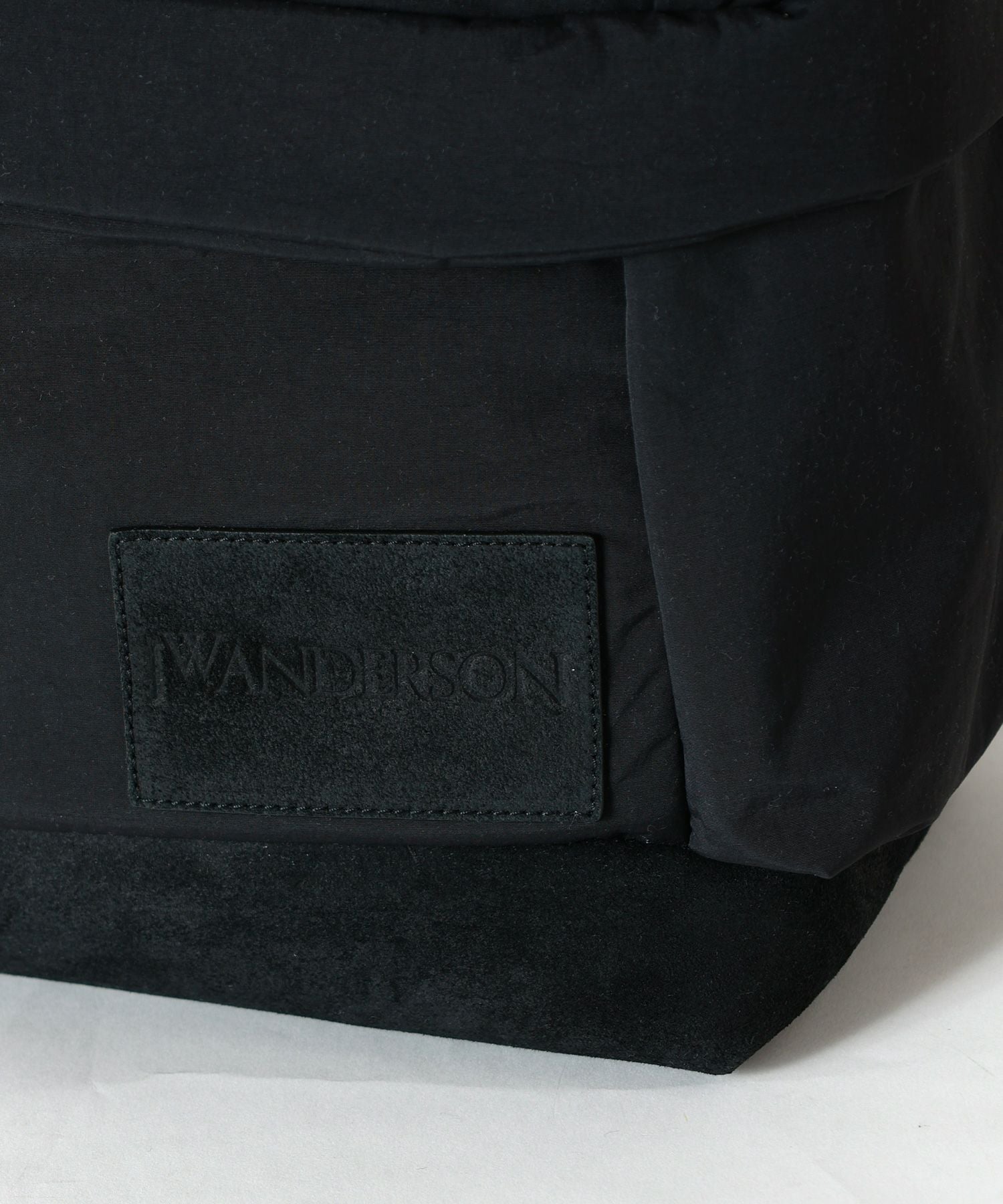 JW Anderson(ジェイダブリューアンダーソン)】 JWA プラー バック