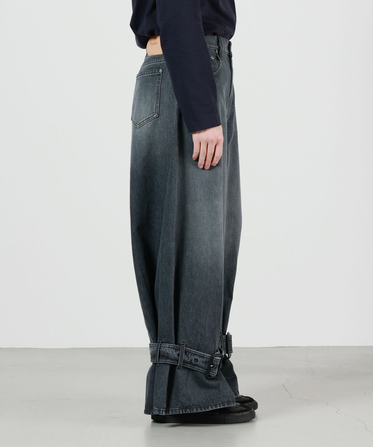 【コダックやさん専用】JW ANDERSON バックル カフ デニム ジーンズ JW Anderson(ジェイダブリューアンダーソン)】 バックルカフデニム