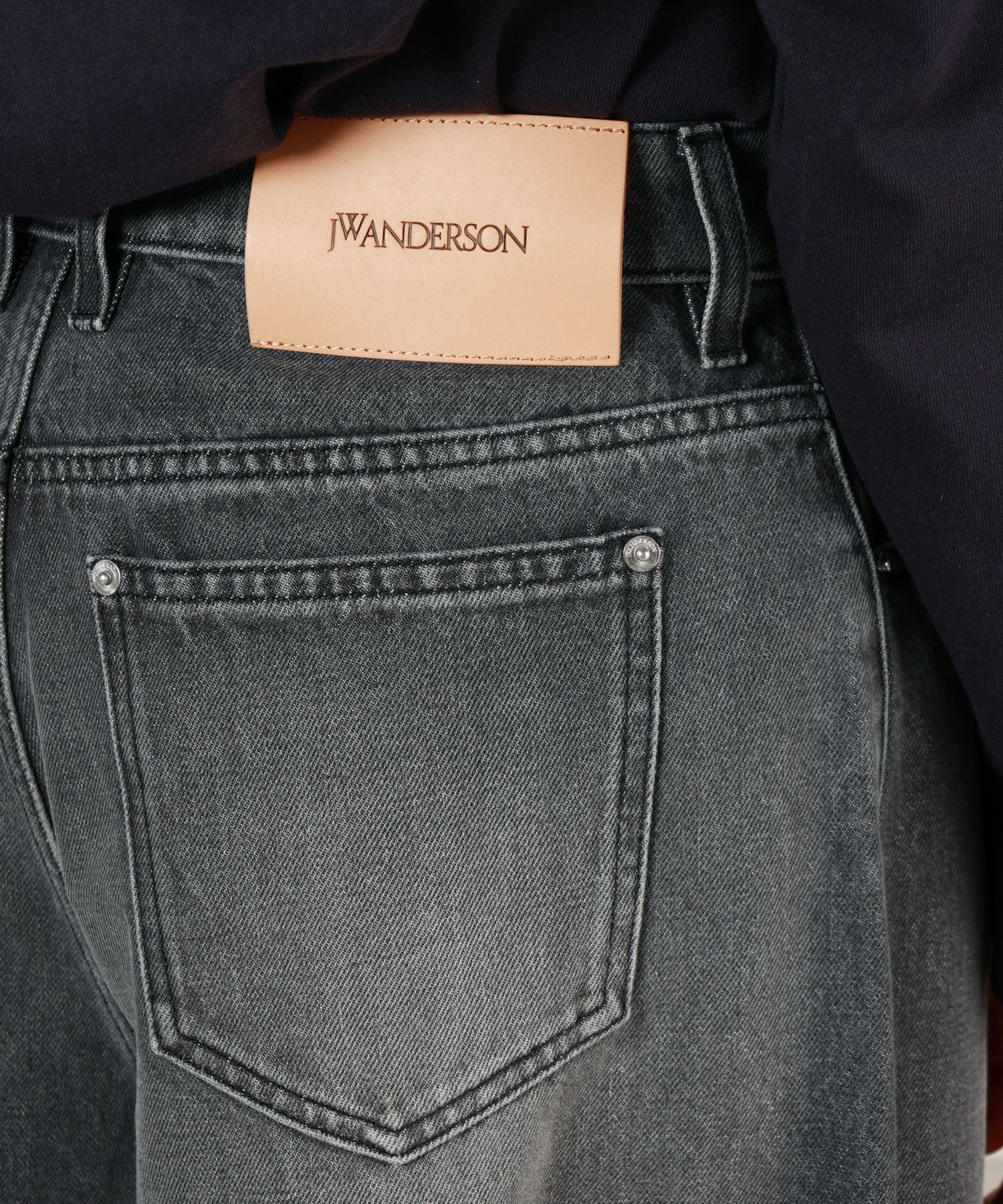 JW Anderson(ジェイダブリューアンダーソン)】 バックルカフデニム