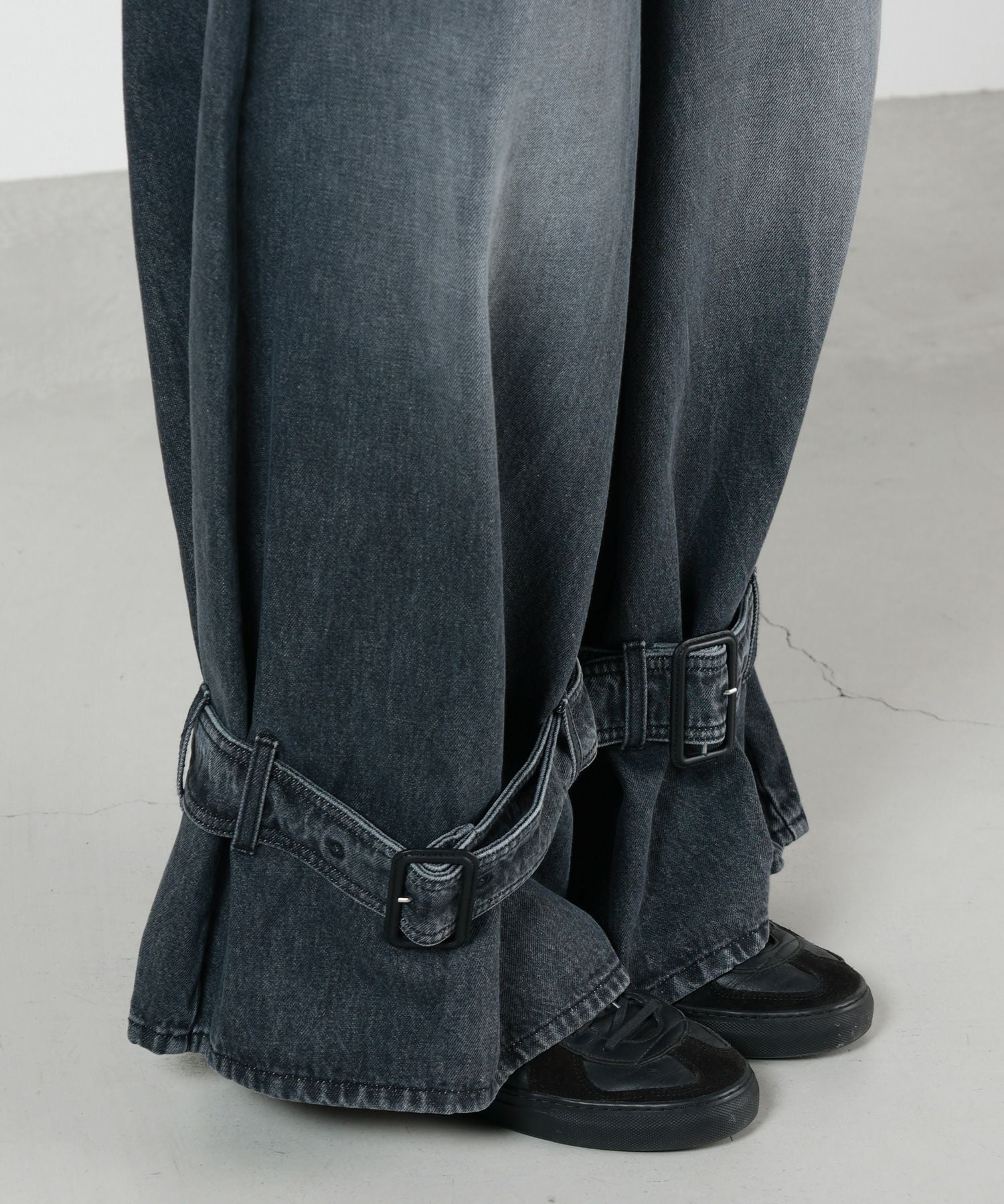 JW Anderson(ジェイダブリューアンダーソン)】 バックルカフデニム