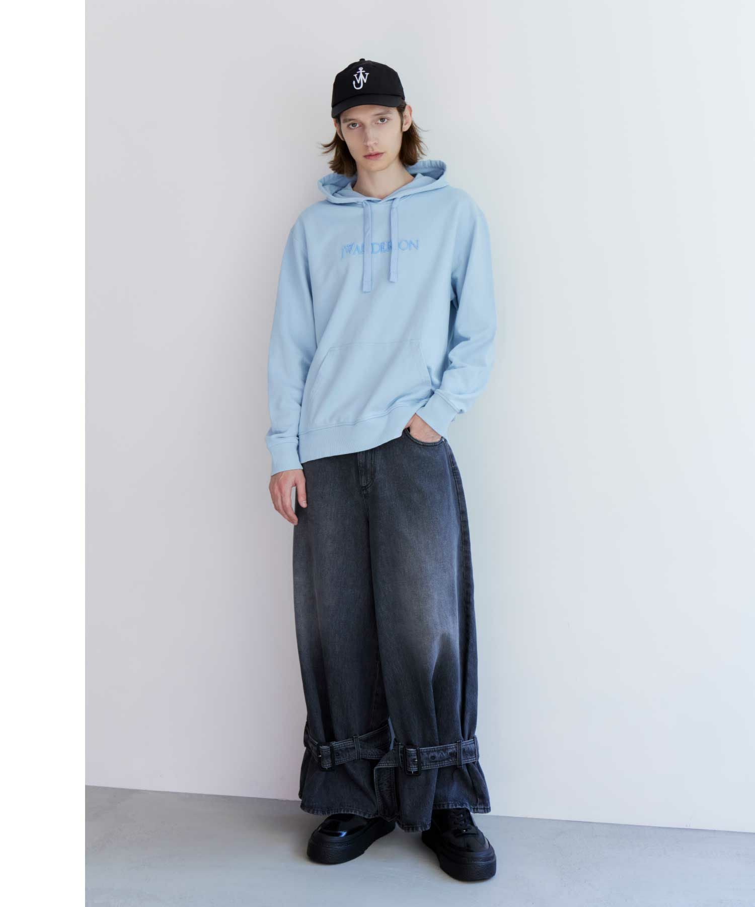 JW Anderson(ジェイダブリューアンダーソン)】 バックルカフデニム