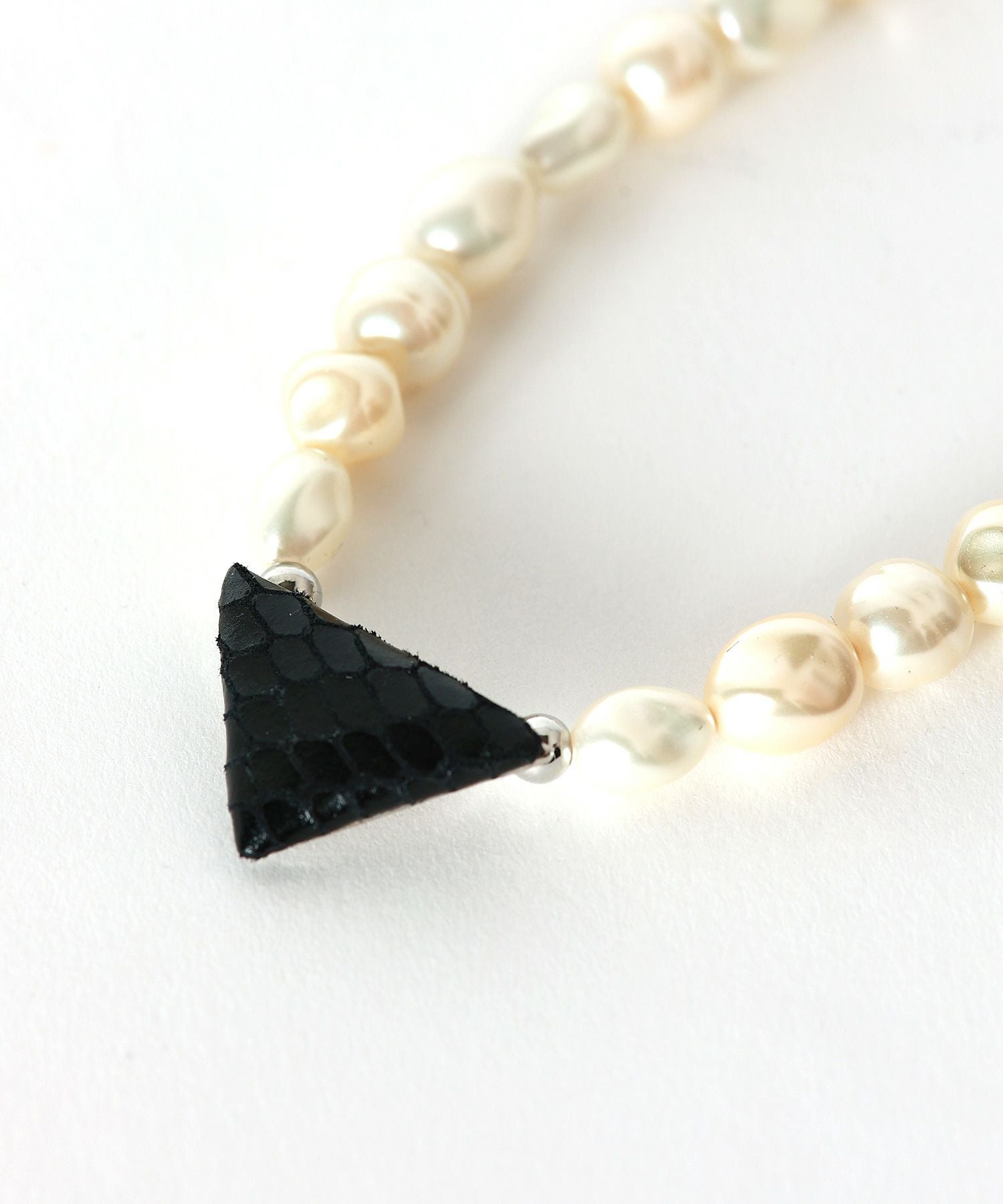 TOGA TOO(トーガ トゥー)】 TRIANGLE PEARL NECKLACE｜PARIGOT ONLINE