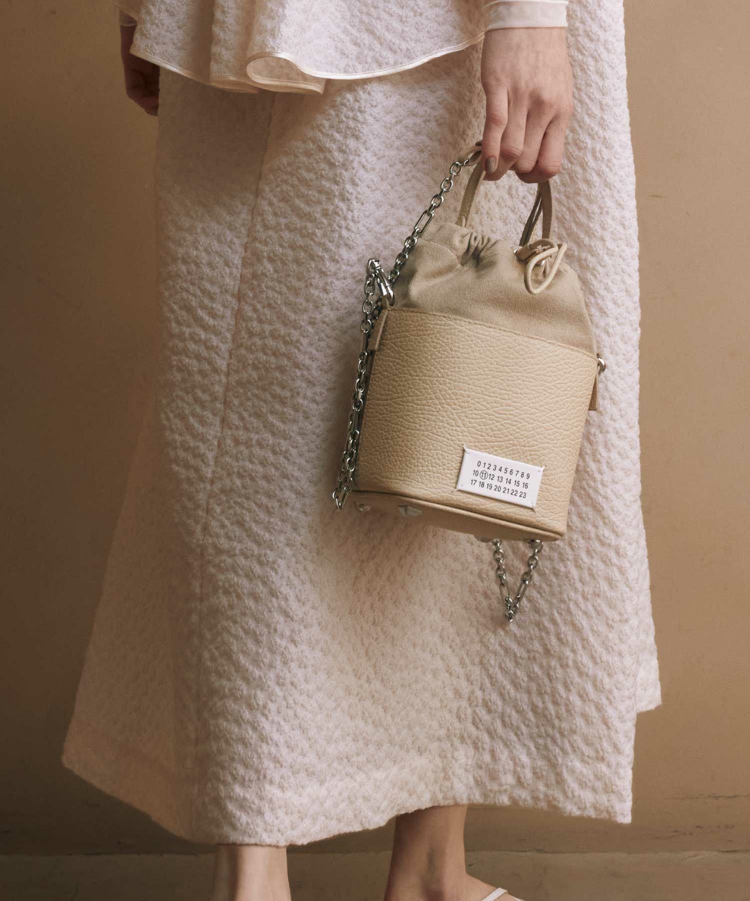 新品 未使用 EMILIA バケットバッグ メッセンジャー スモール バニラ Maison Margiela(メゾンマルジェラ)】 5AC バケットバッグ スモール