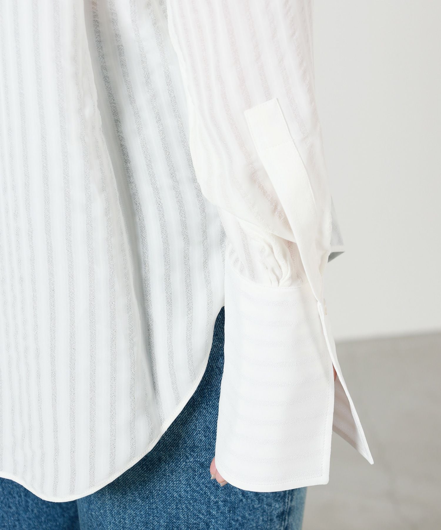 Chloe(クロエ)】 ストライプビスコース製ノーカラーシャツ｜PARIGOT