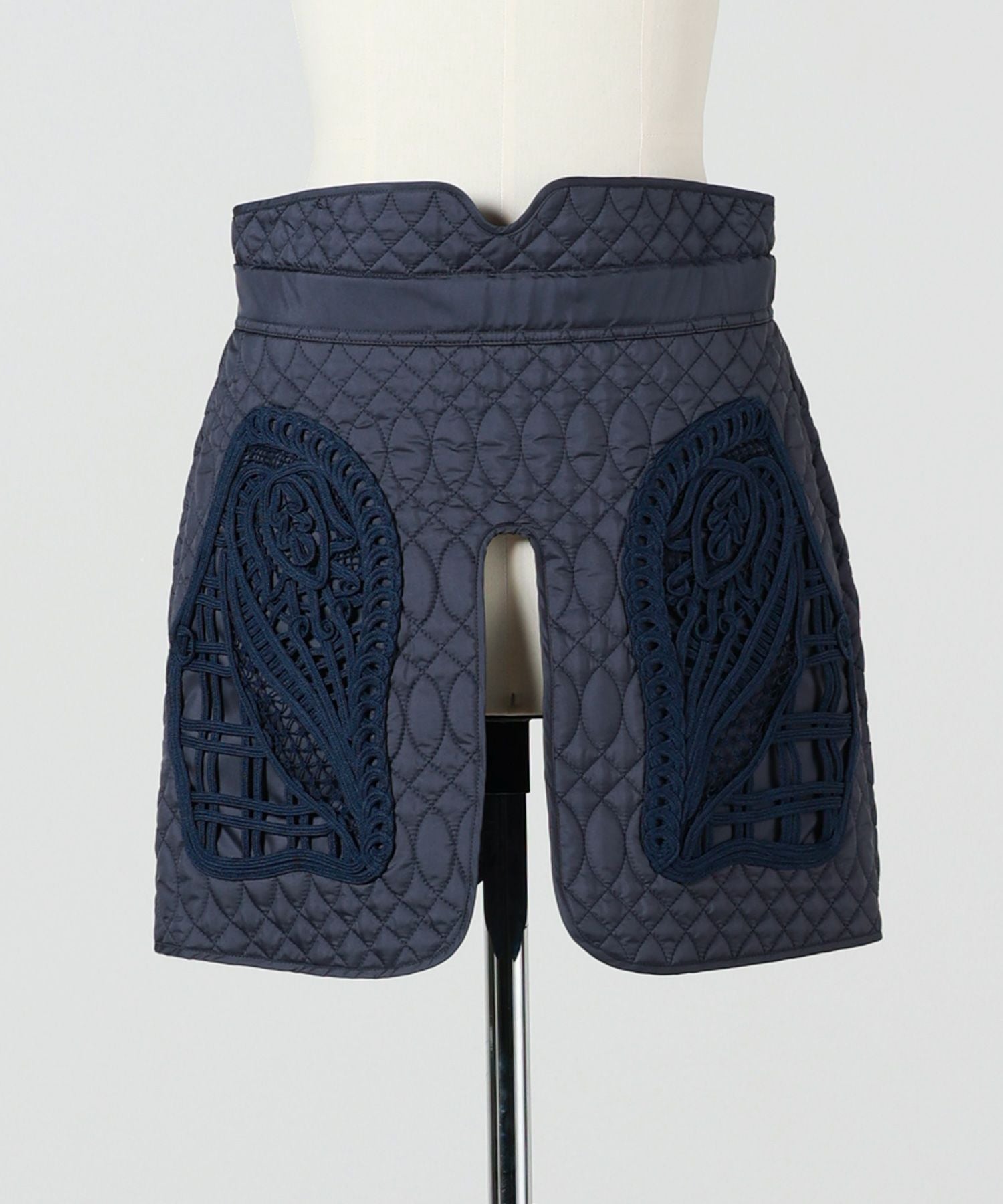 Mame Kurogouchi(マメ クロゴウチ)】 Cording Embroidery Quilted