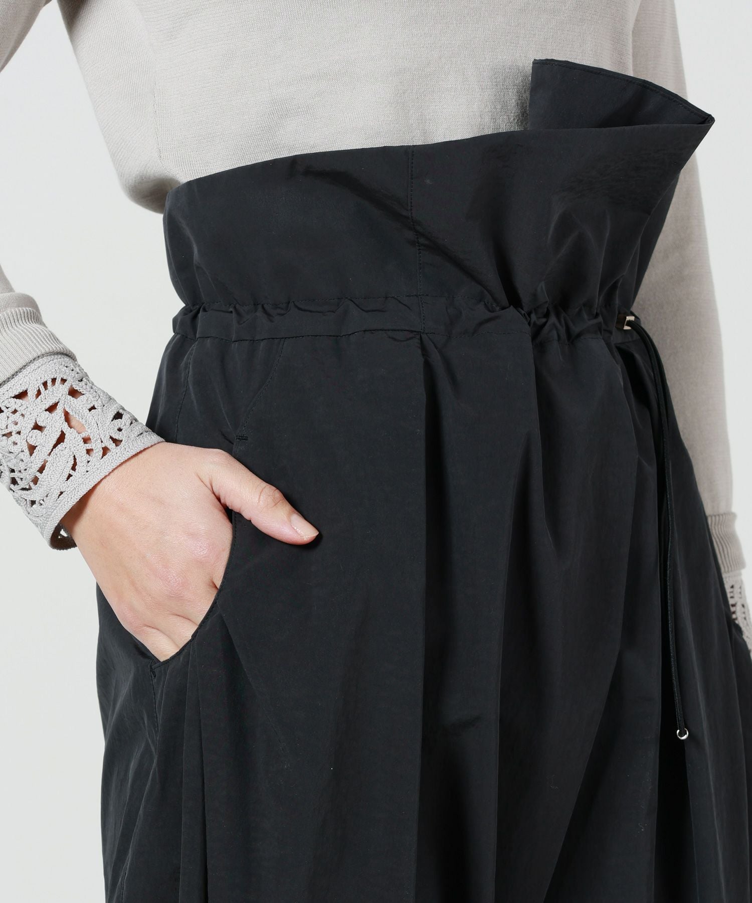 マメクロゴウチ High Waisted Drawstring Trousers マメ High Waisted Drawstring Trousers