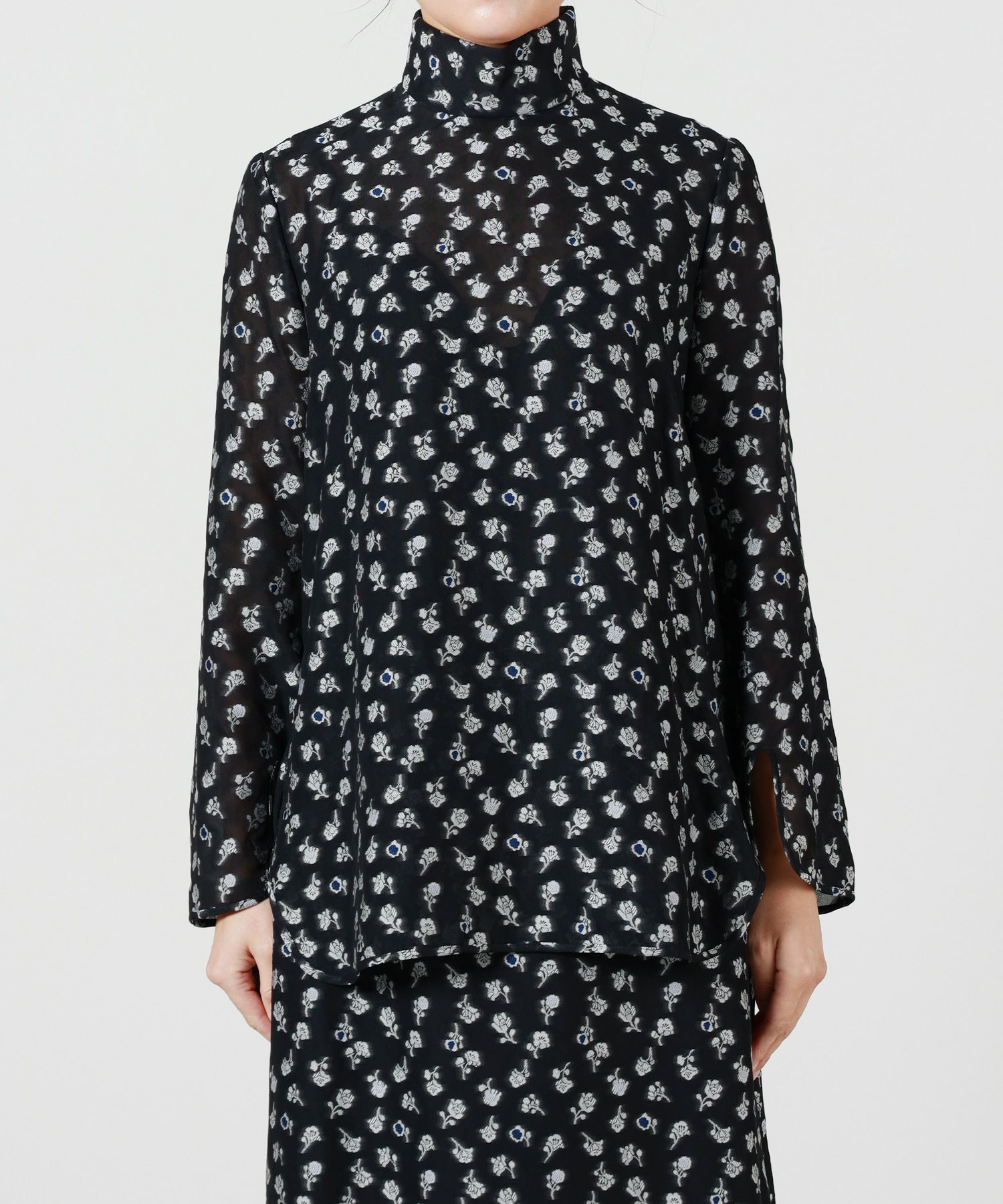 Mame Kurogouchi(マメ クロゴウチ)】 Floral Jacquard Hight Neck