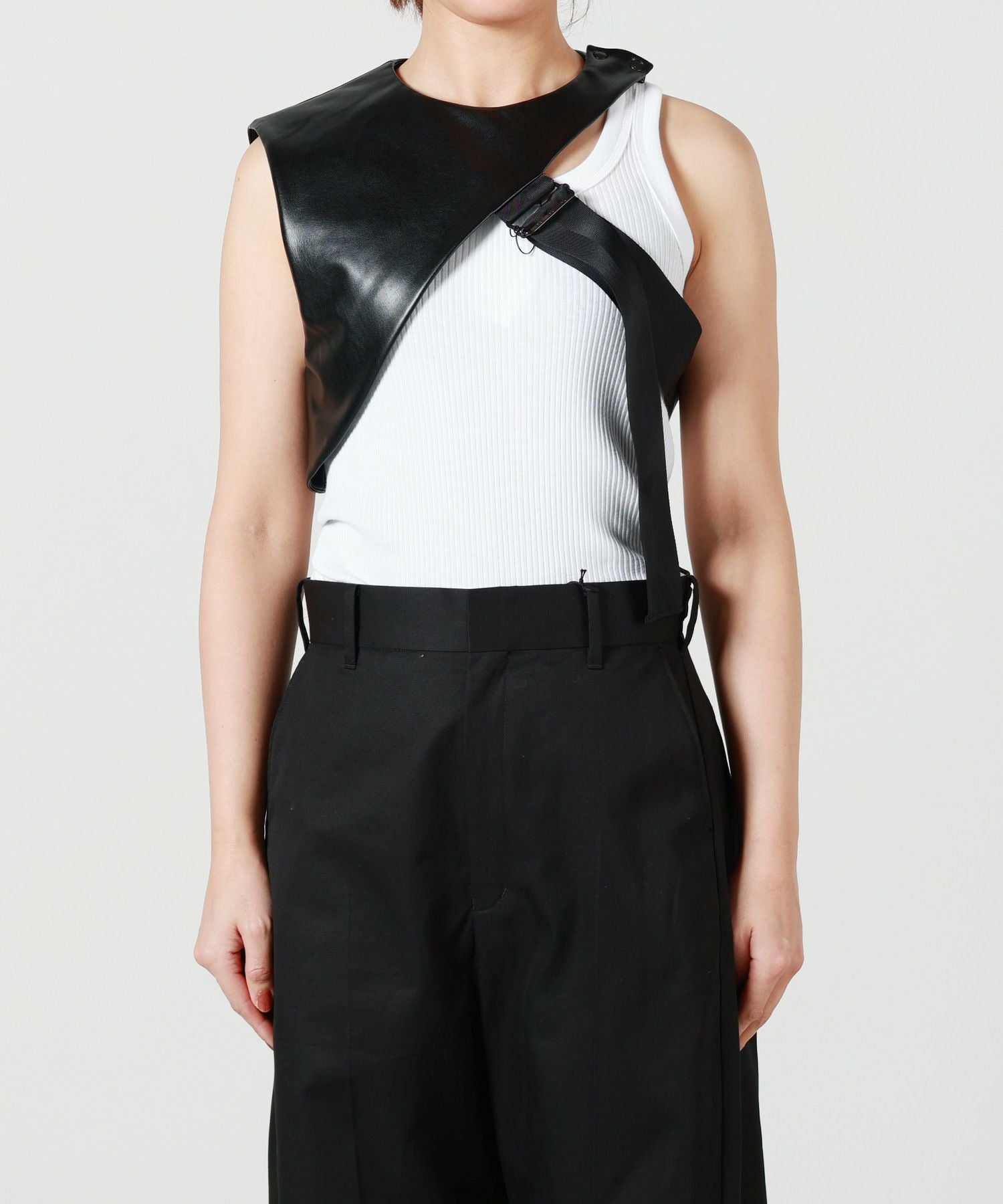 HYKE(ハイク)】 FAUX LEATHER ASYMMETRIC TOP｜PARIGOT ONLINE（パリゴ
