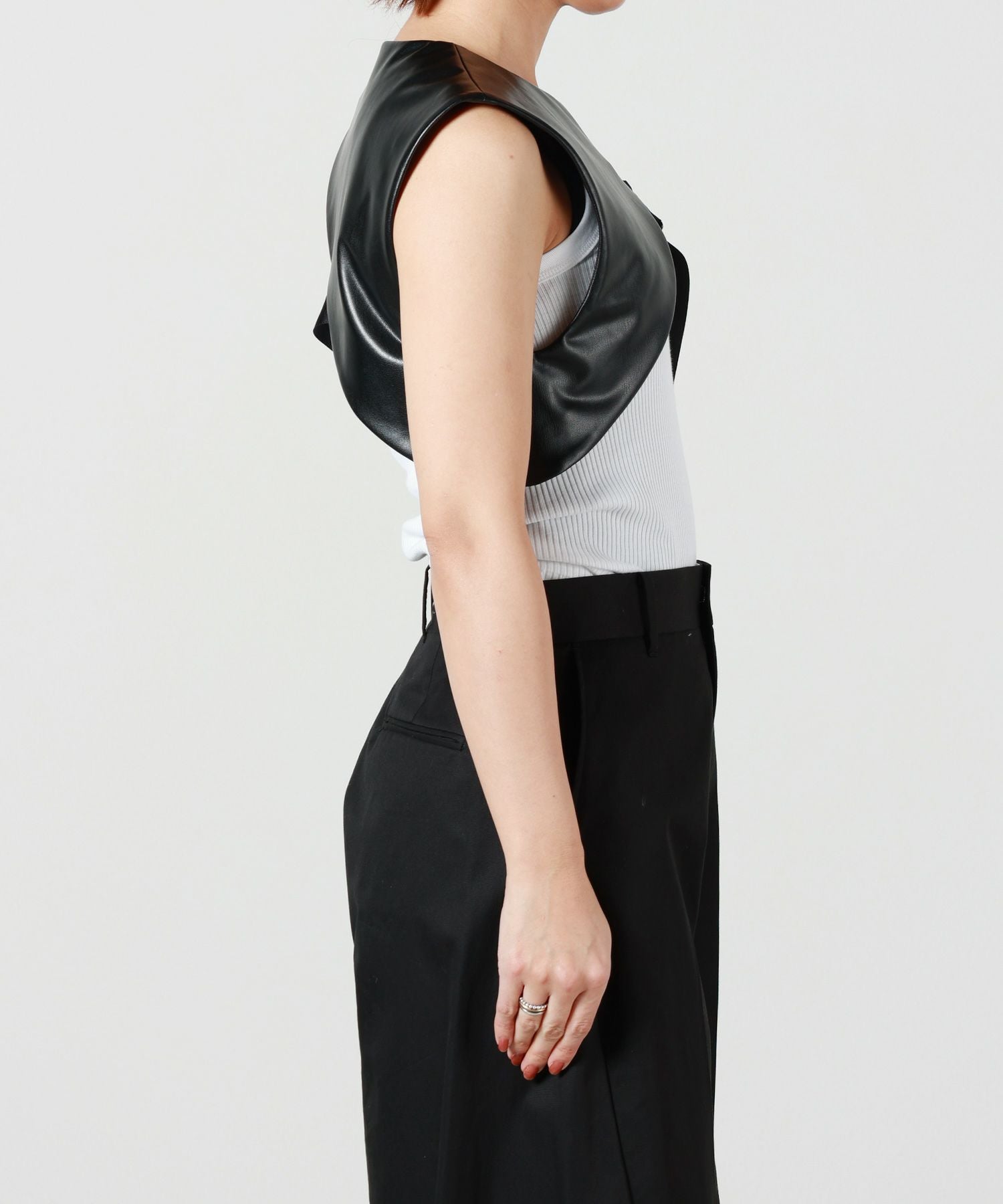 HYKE(ハイク)】 FAUX LEATHER ASYMMETRIC TOP｜PARIGOT ONLINE（パリゴ