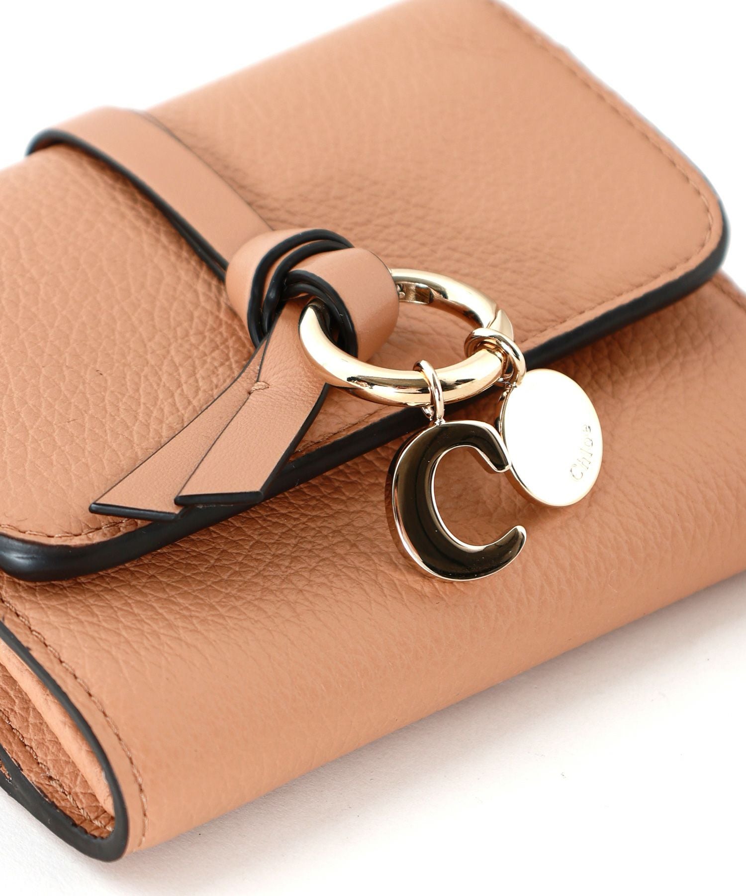 Chloe(クロエ)】 グレインレザー製ALPHABETスモールトリフォールド