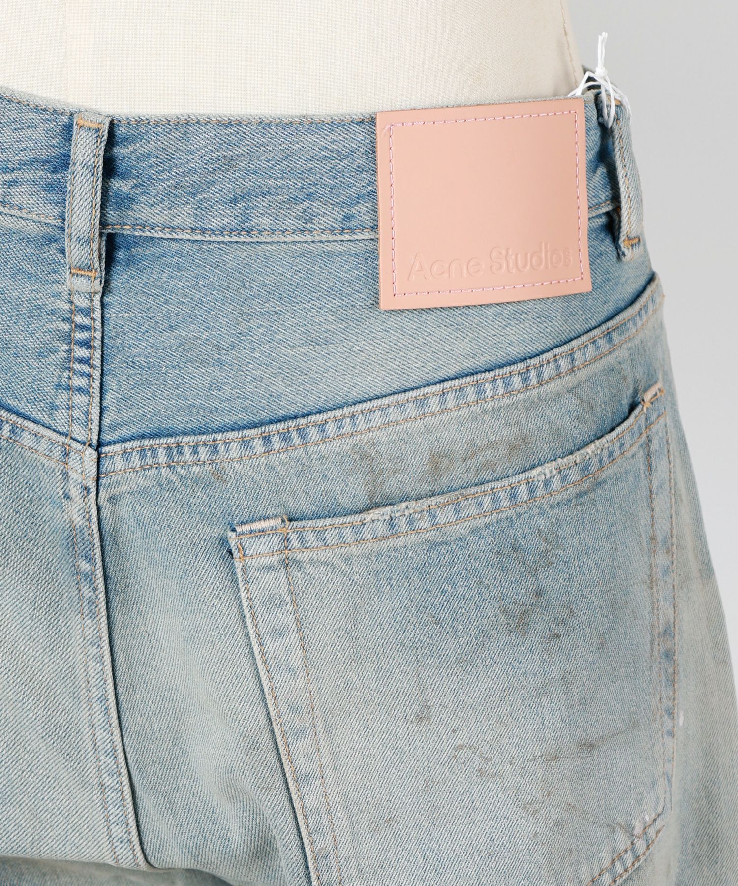 Acne Studios(アクネストゥディオズ)】 ルーズフィットジーンズ