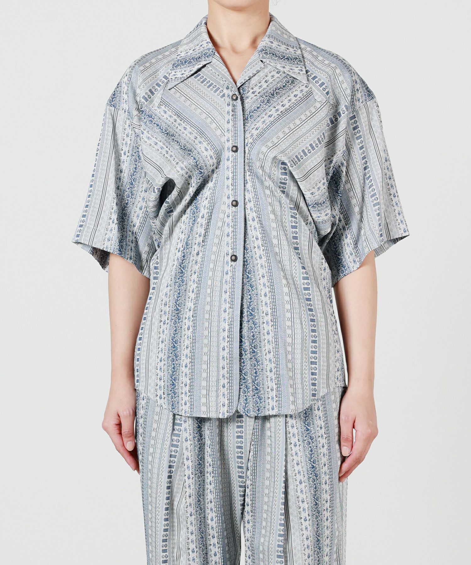 Mame Kurogouchi(マメ クロゴウチ)】 Stripe Jacquard Open-Collar