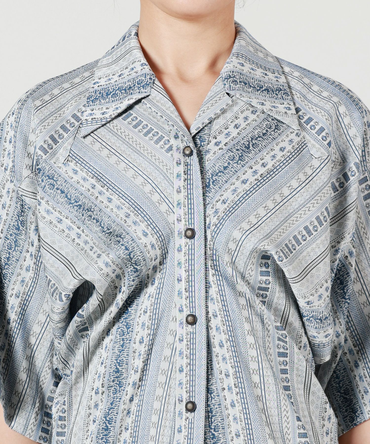 Mame Kurogouchi(マメ クロゴウチ)】 Stripe Jacquard Open-Collar