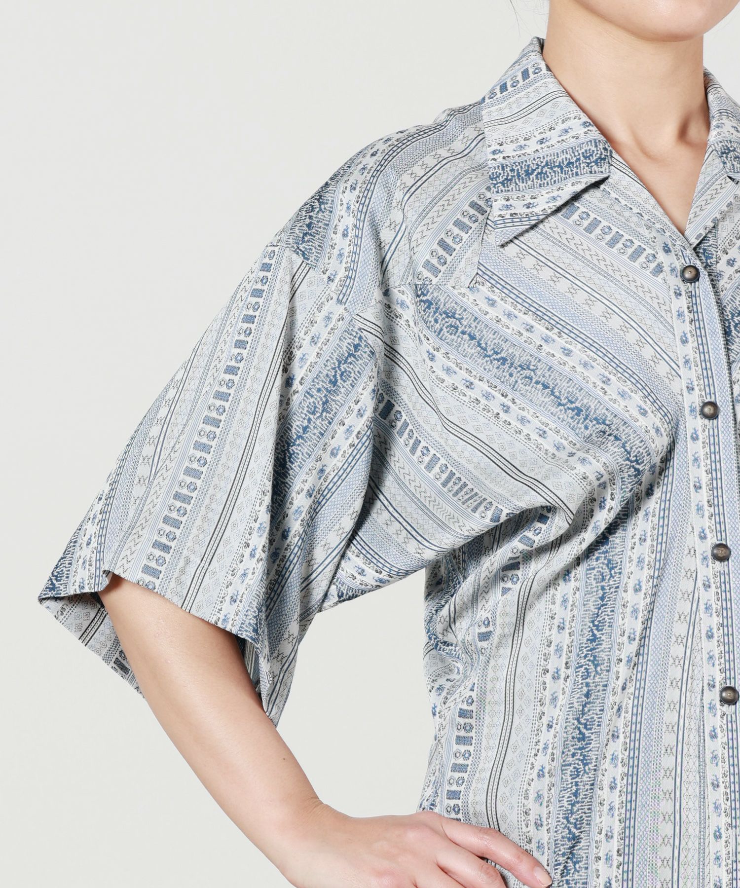 Mame Kurogouchi(マメ クロゴウチ)】 Stripe Jacquard Open-Collar