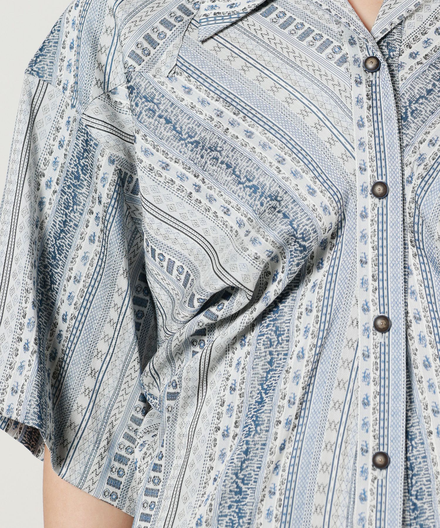 Mame Kurogouchi(マメ クロゴウチ)】 Stripe Jacquard Open-Collar