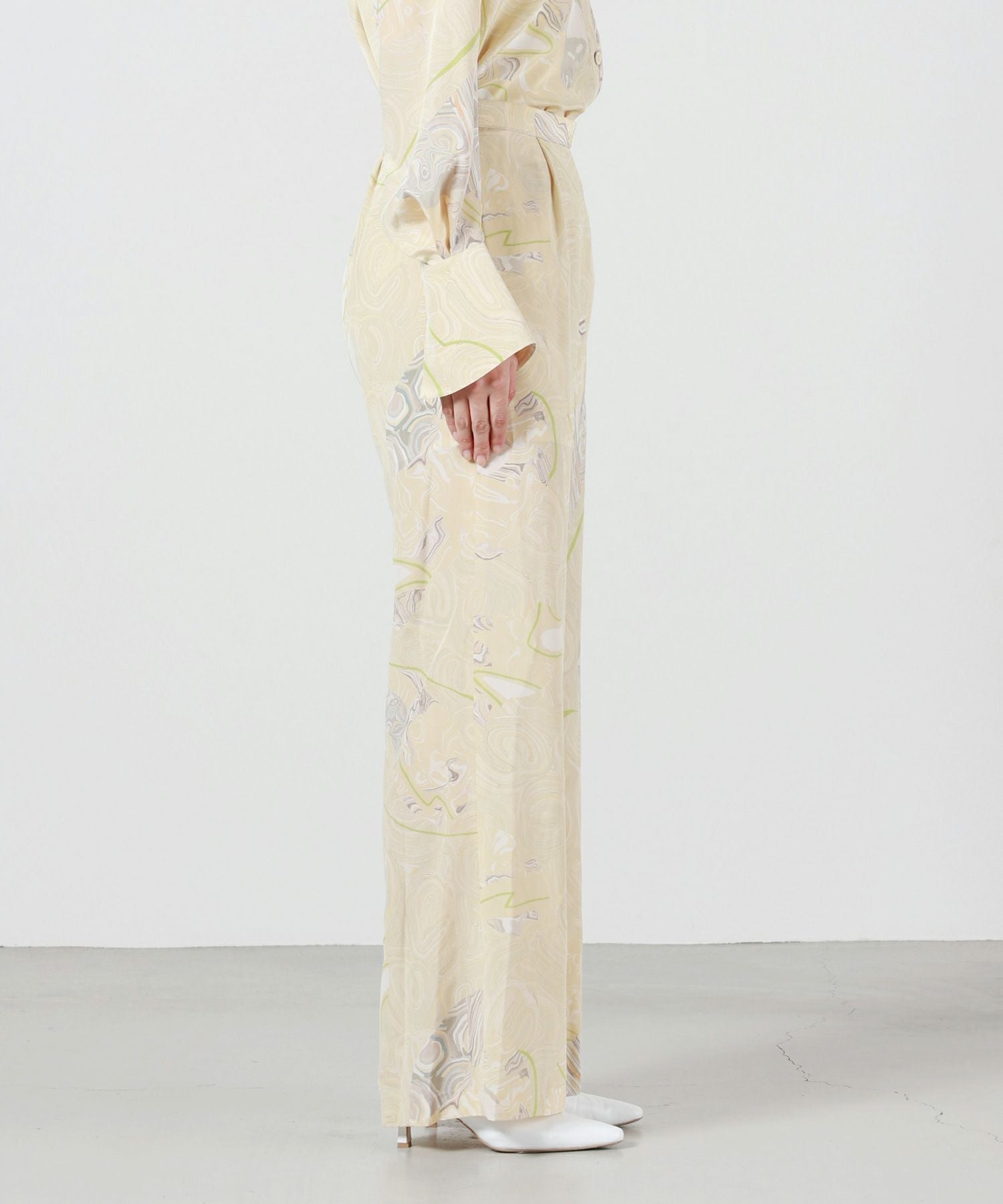 Mame Kurogouchi(マメ クロゴウチ)】 Marble Print Silk Trousers