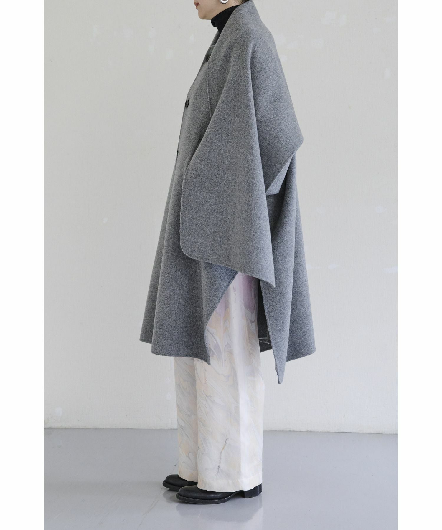 near.nippon(ニアーニッポン)】 ストール付ケープコート｜PARIGOT