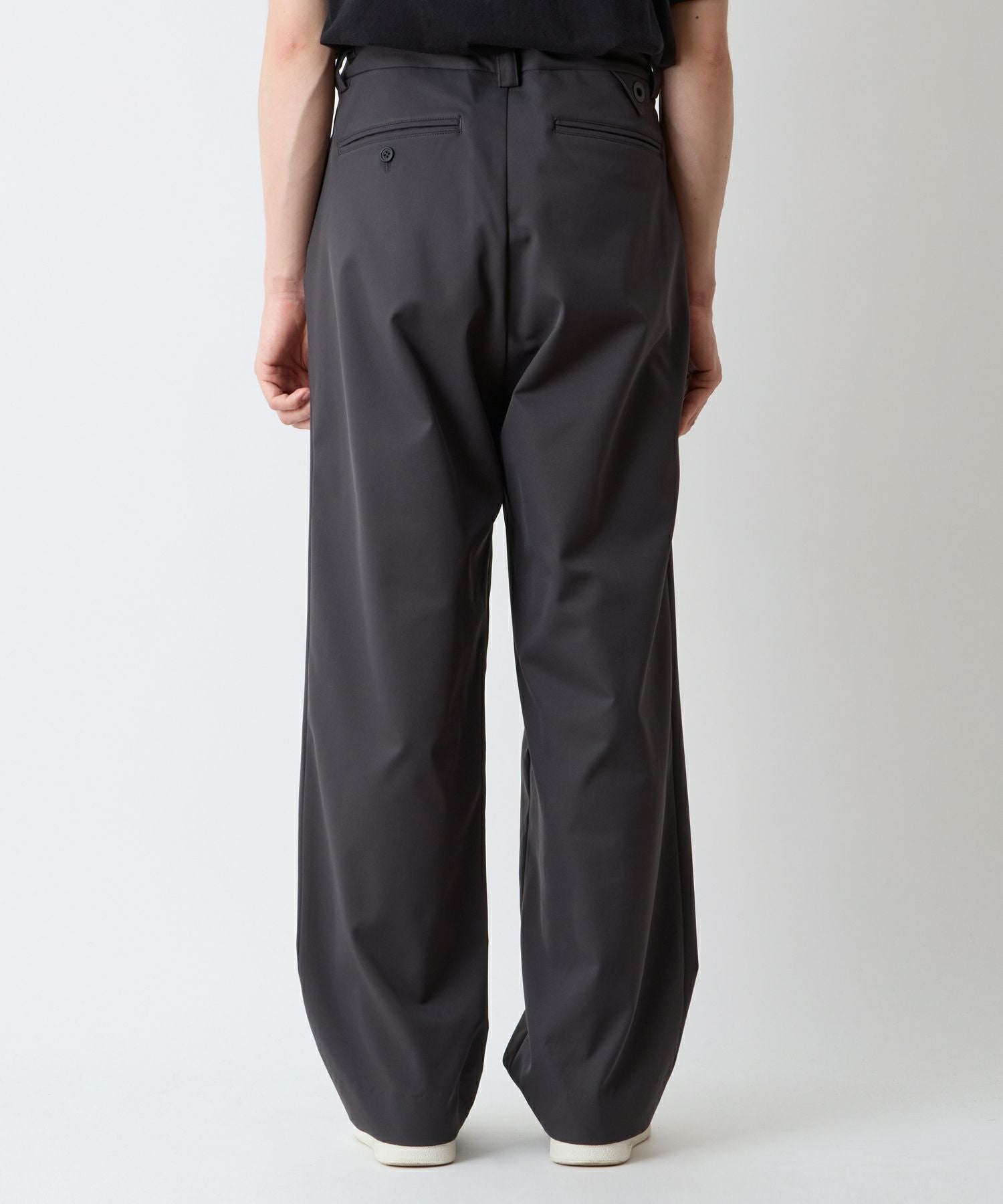 White Mountaineering(ホワイトマウンテニアリング)】 SOLOTEX 2 TUCK