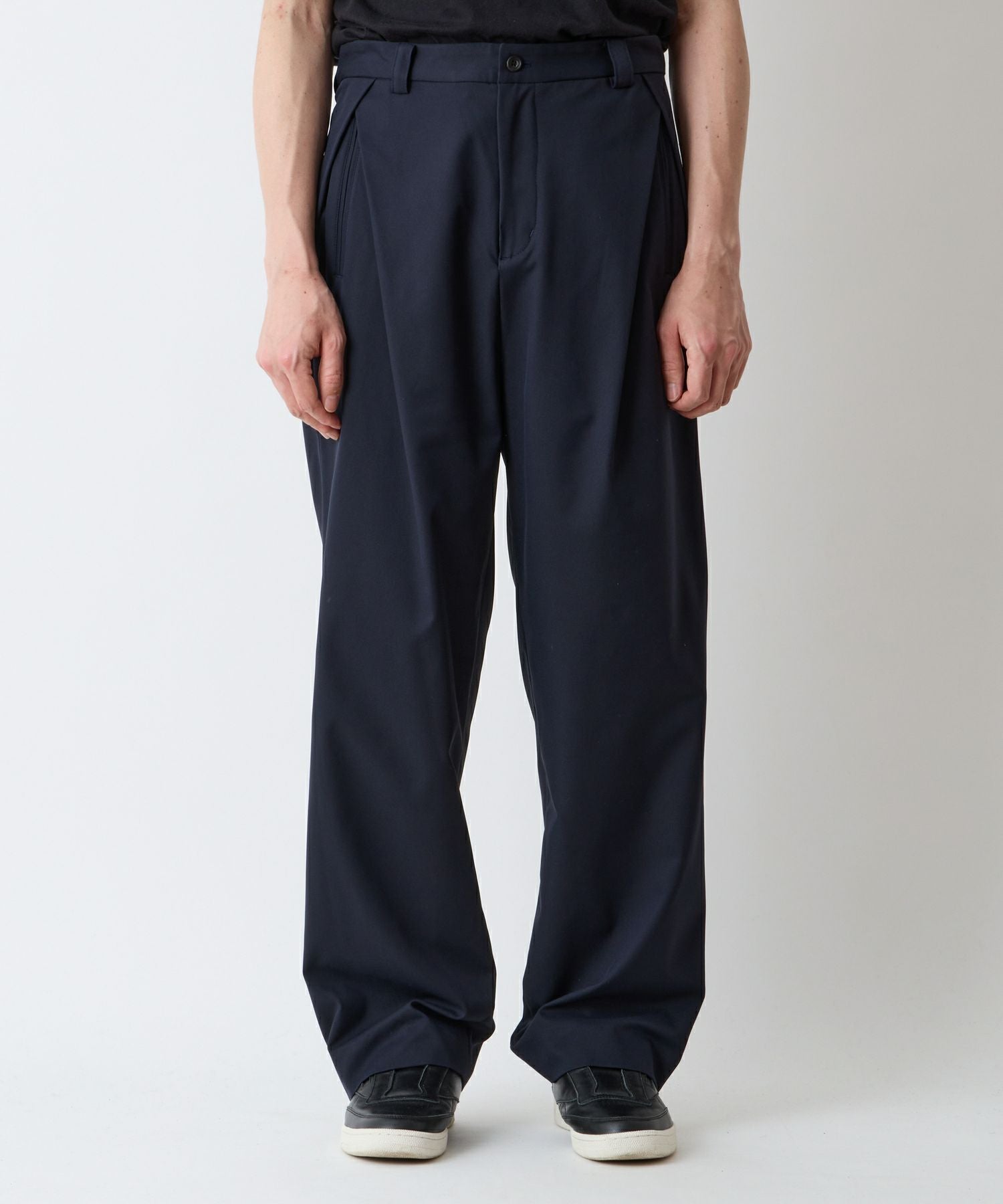 White Mountaineering(ホワイトマウンテニアリング)】 SOLOTEX 2 TUCK