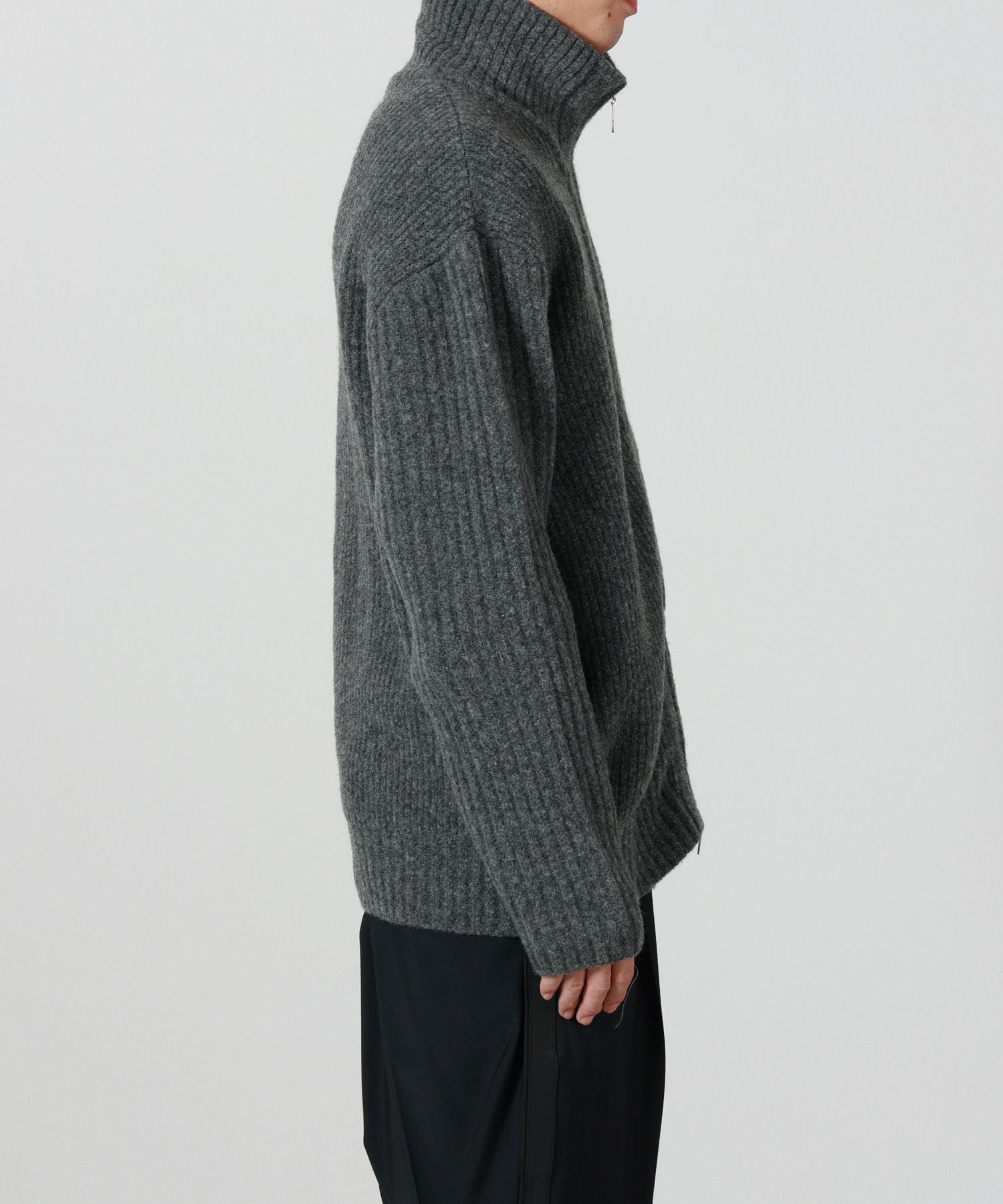 UJOH(ウジョー)】 Zip High Neck Knit｜PARIGOT ONLINE（パリゴ