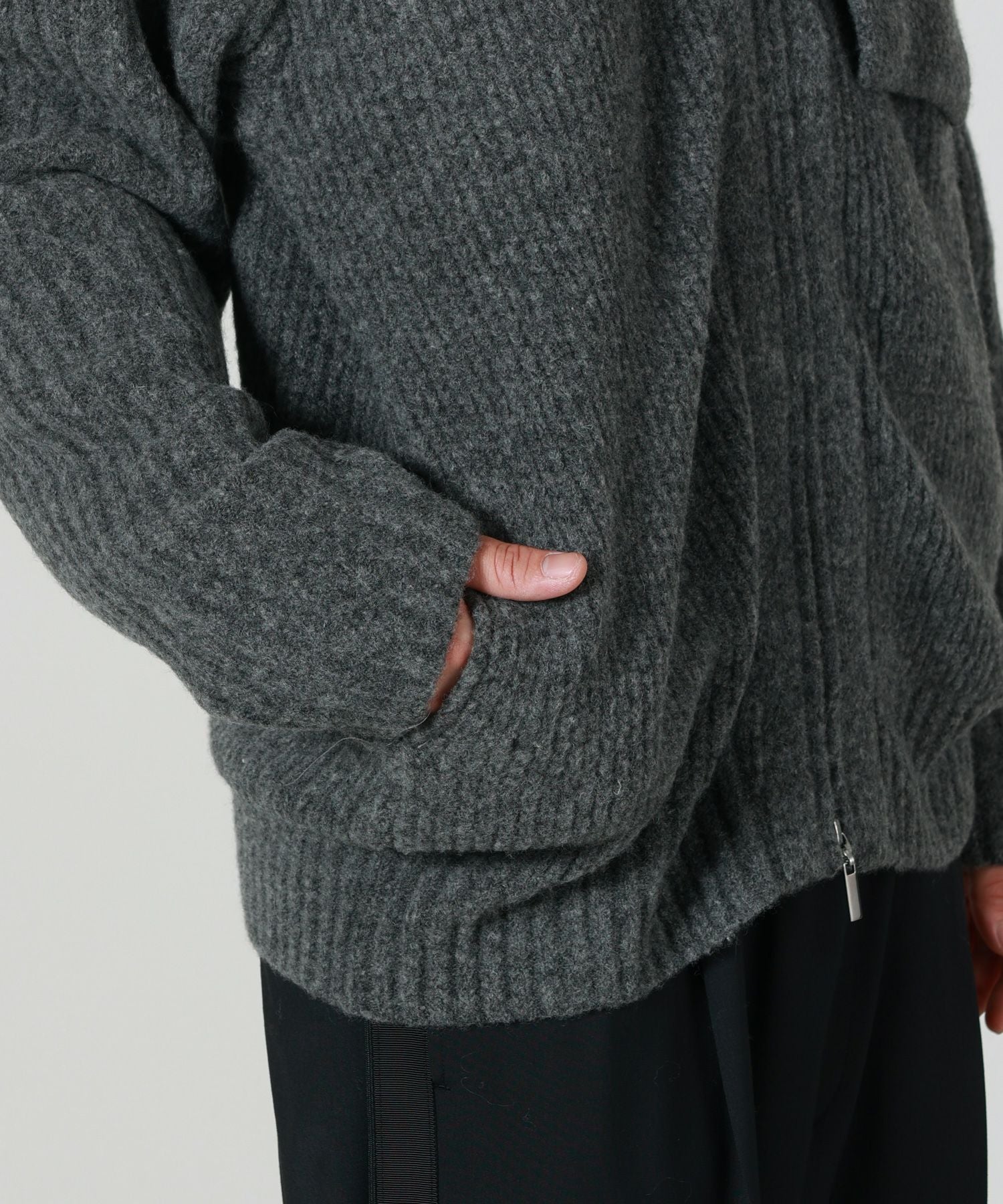 UJOH(ウジョー)】 Zip High Neck Knit｜PARIGOT ONLINE（パリゴ