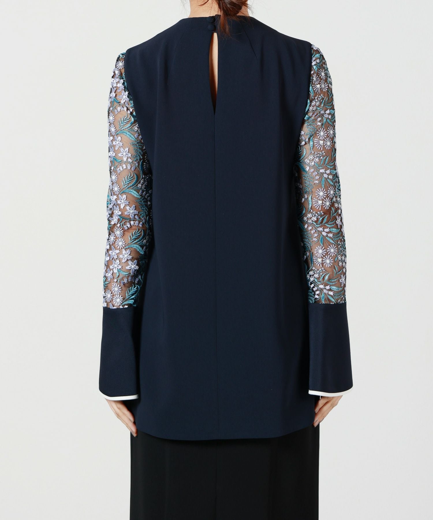 マメクロゴウチ　レーススリーブシャツNAVY 1 Mame Kurogouchi(マメ クロゴウチ)】 Floral Lace-Sleeve Classic Top