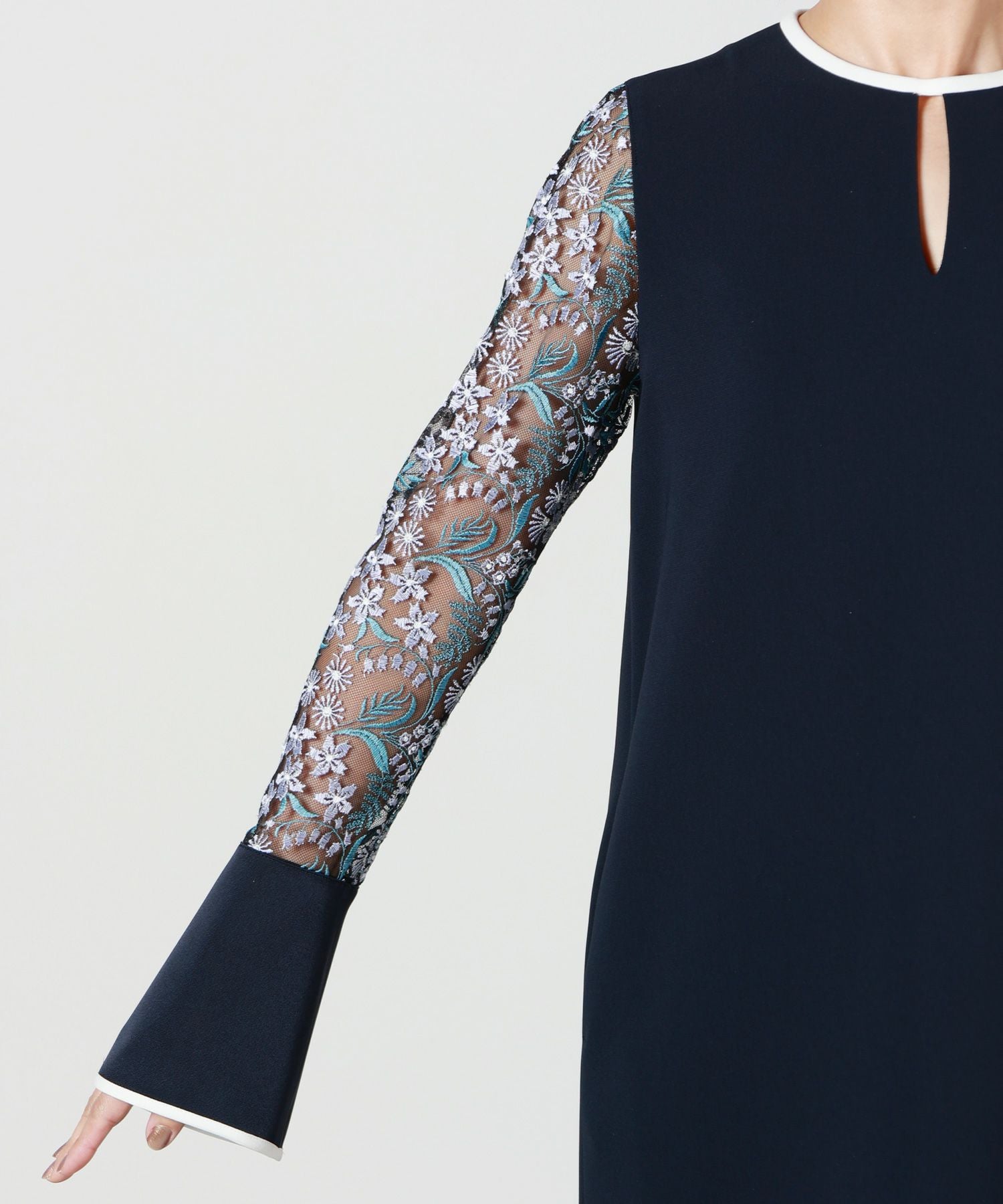 Mame Kurogouchi(マメ クロゴウチ)】 Floral Lace-Sleeve Classic