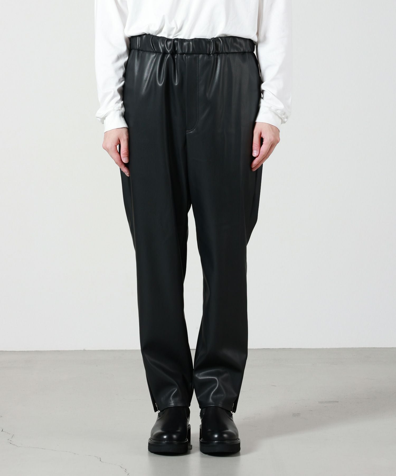 CINOH(チノ)】 シンセティックレザーリラックスパンツ｜PARIGOT ONLINE
