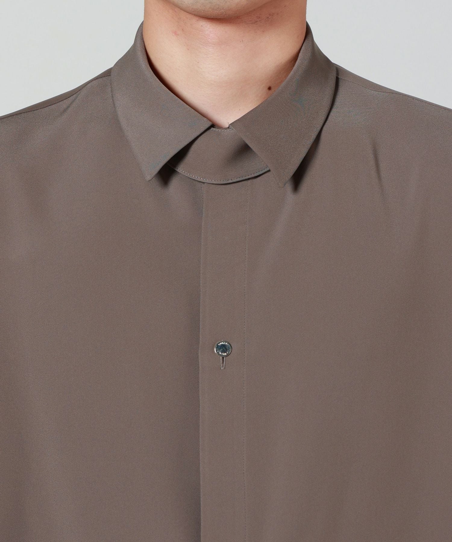 CULLNI(クルニ)】 Double Cloth Twill Front Fly Chin Tab Shirt