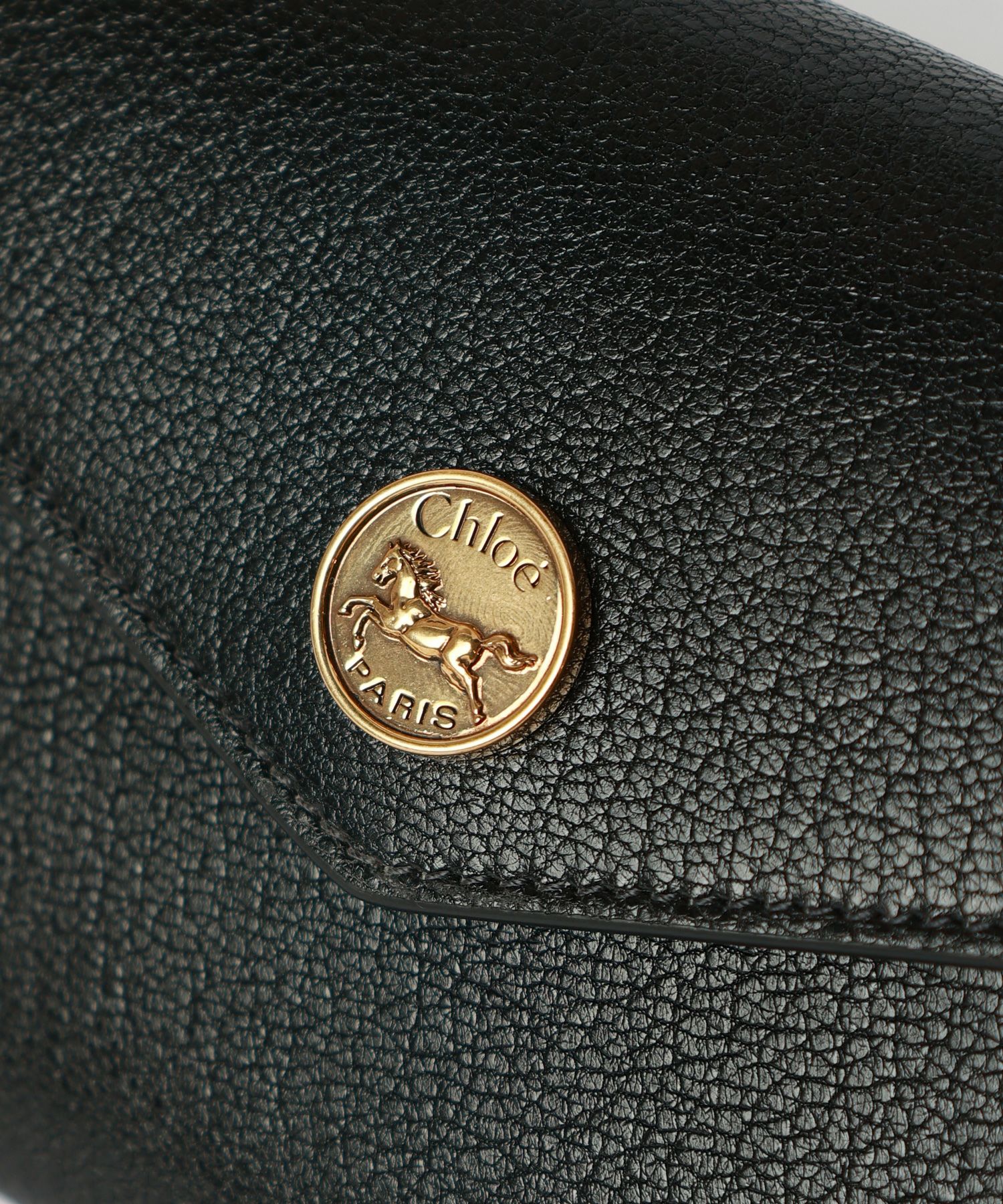 Chloe(クロエ)】 グレインレザー製フラップ付きENVELOPEロング