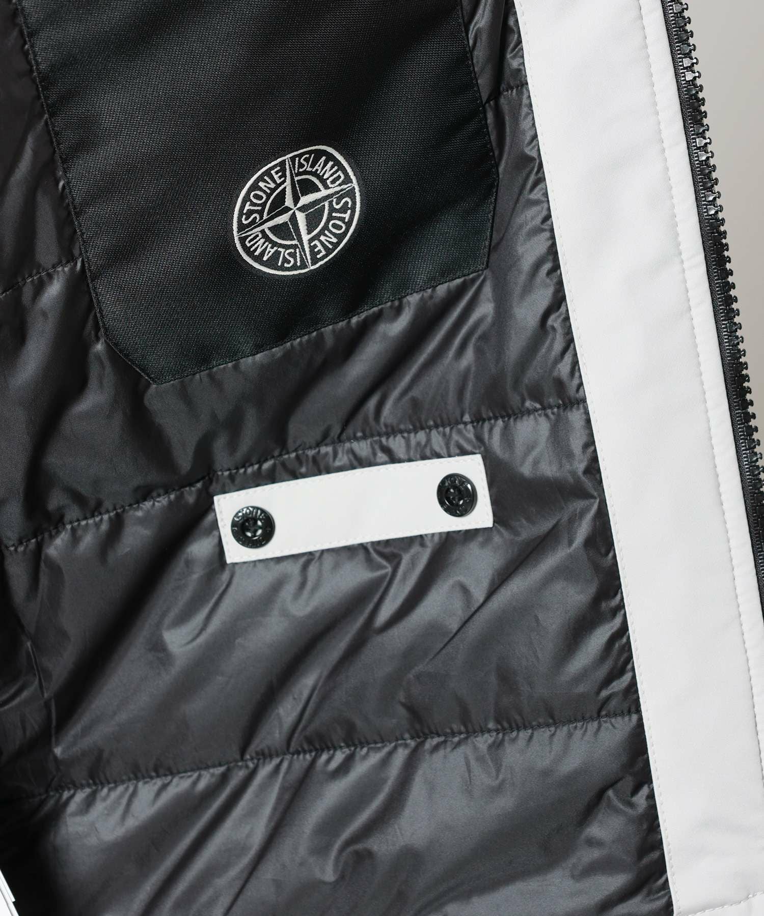 STONE ISLAND(ストーンアイランド)】 ZIP-UP HOODED ジャケット