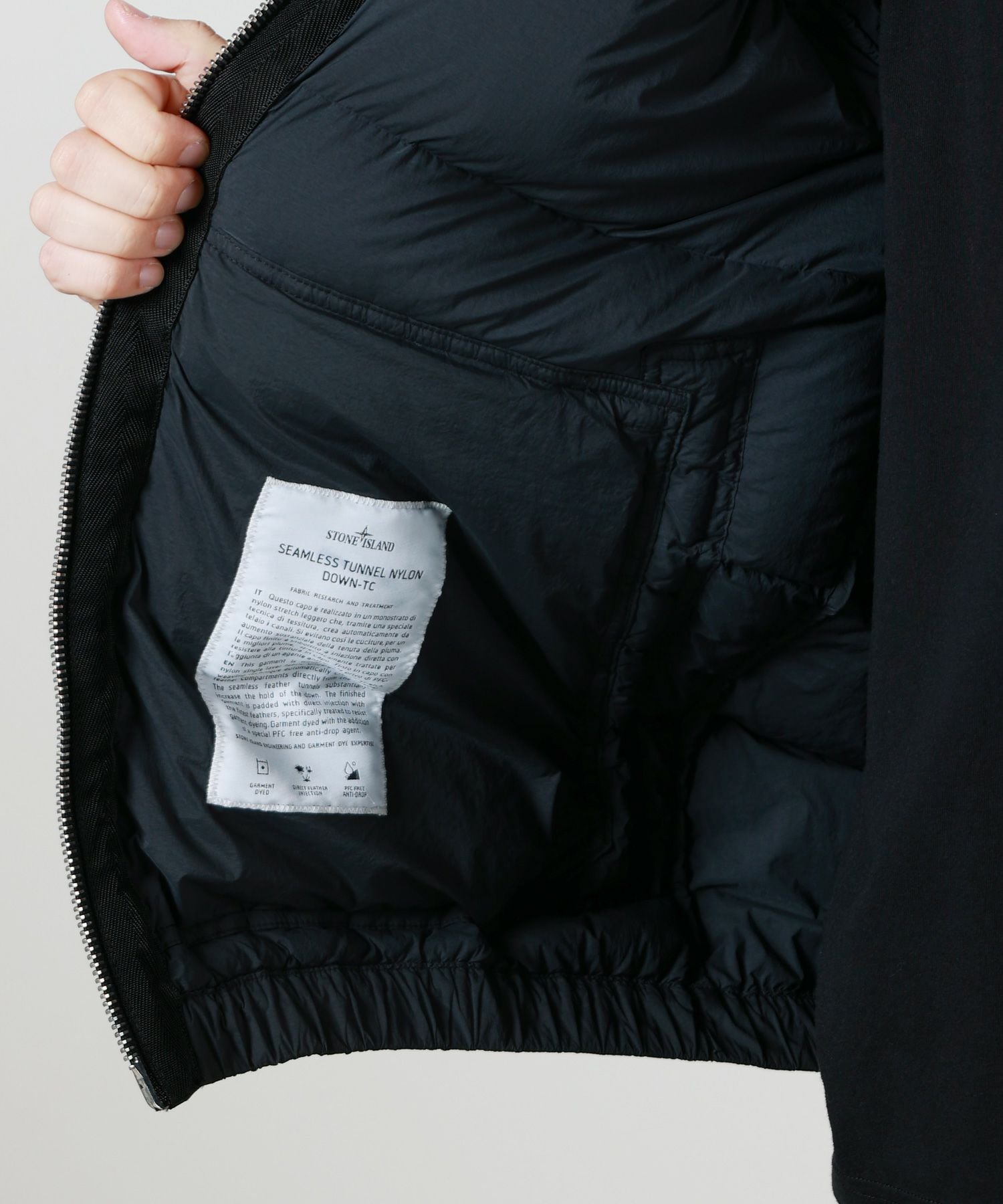STONE ISLAND(ストーンアイランド)】 SEAMLESS TUNNEL NYLON ダウン