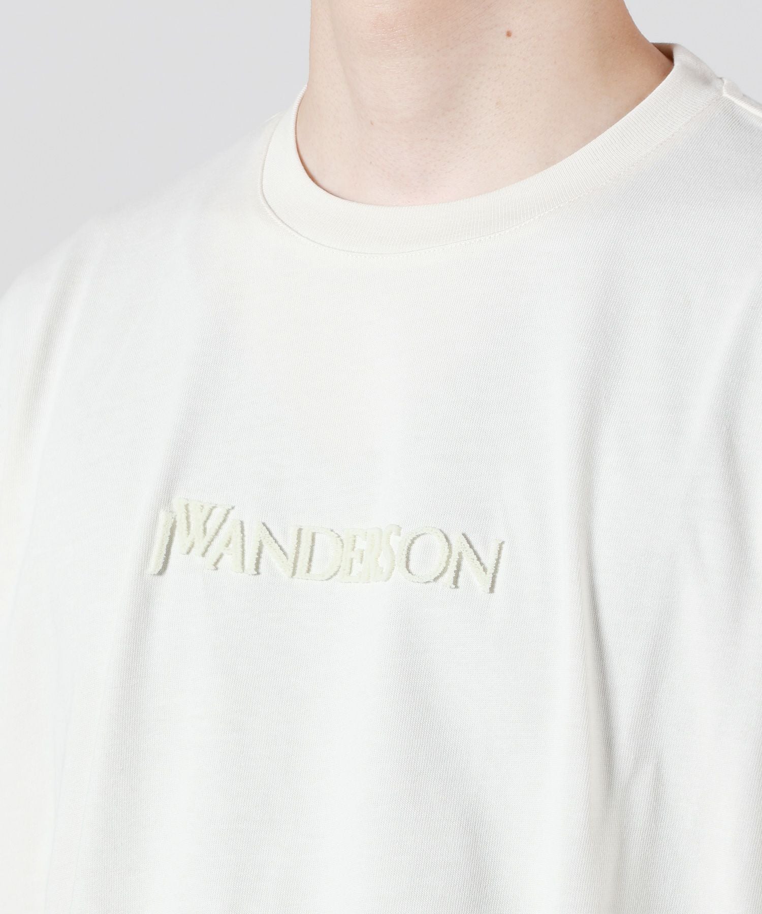 JW Anderson(ジェイダブリューアンダーソン)】 ロゴエンブロイダリーT