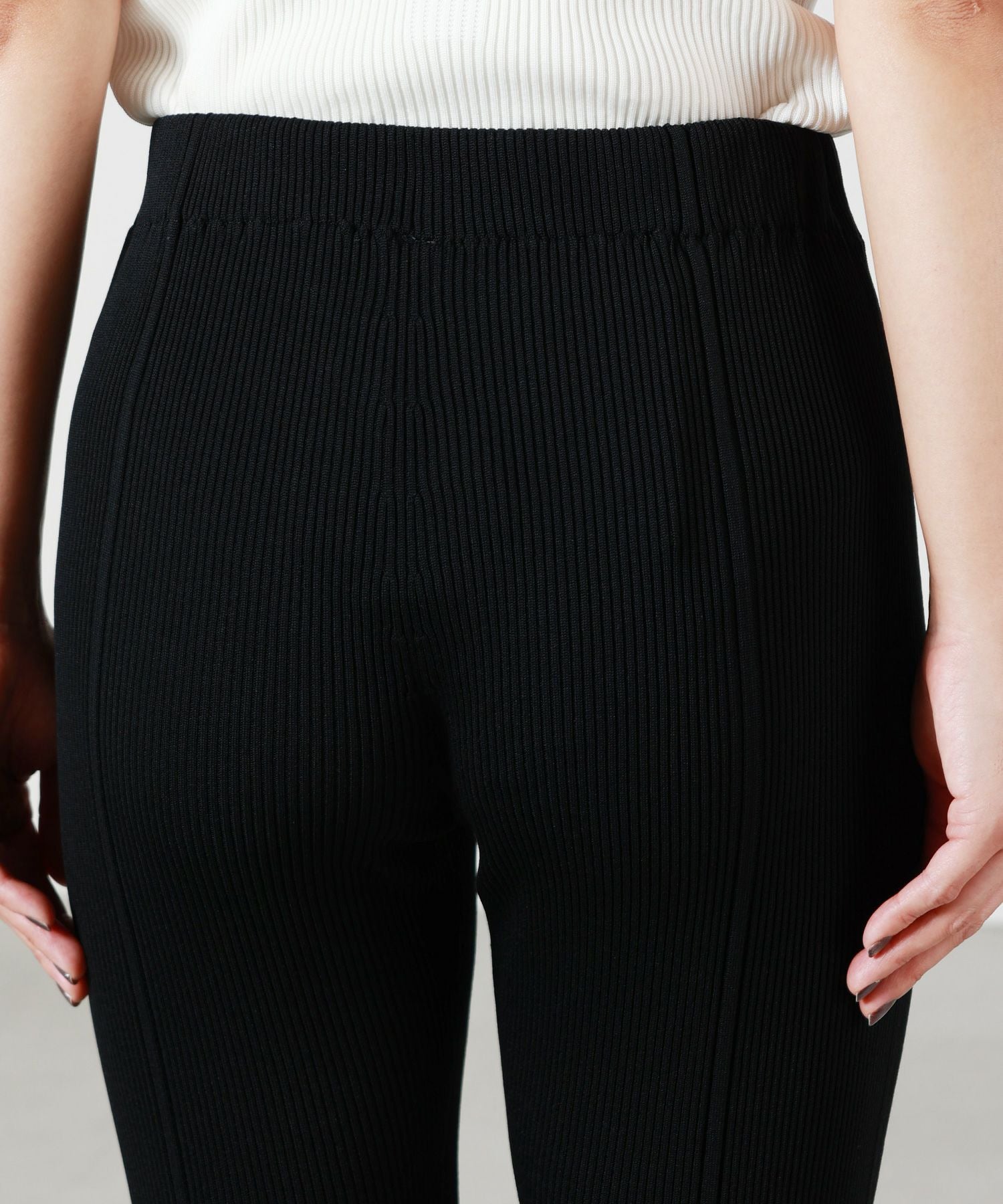 CFCL(シーエフシーエル)】 SOFT PORTRAIT TIGHT FLARE PANTS｜PARIGOT