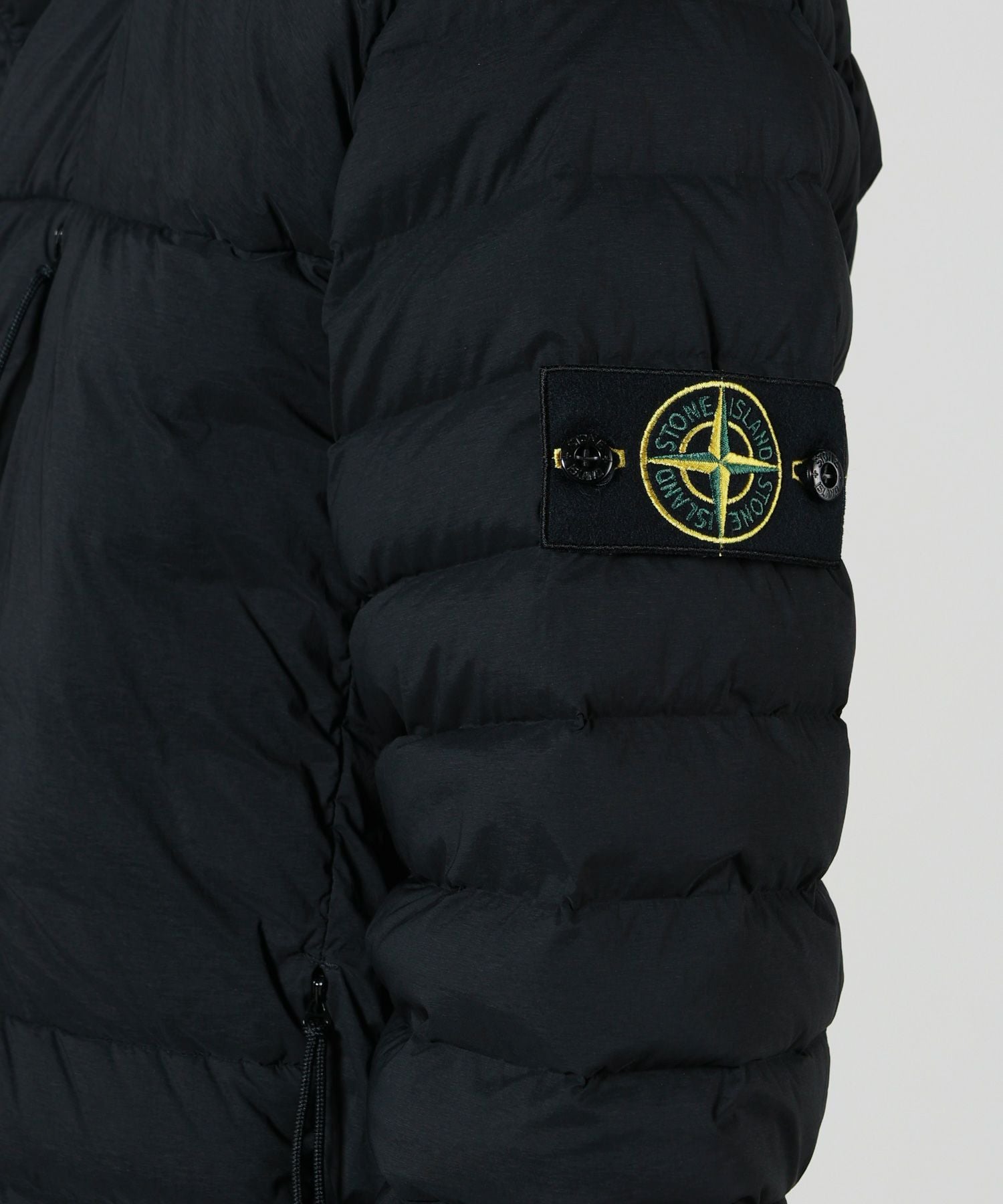 STONE ISLAND(ストーンアイランド)】 シームレス TUUNELフードダウン