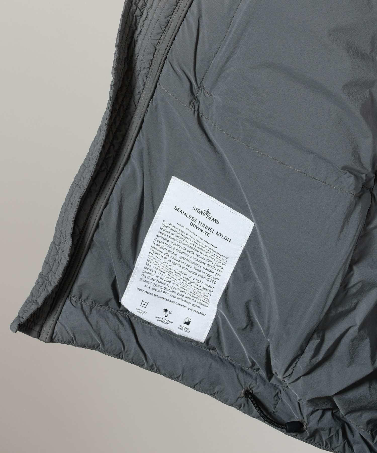 STONE ISLAND(ストーンアイランド)】 シームレス TUUNELフードダウン