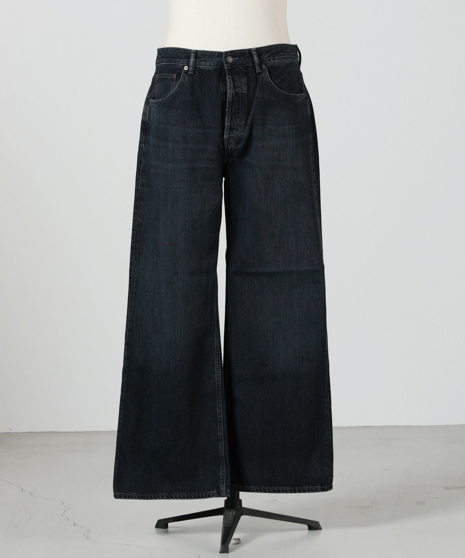 Acne Studios(アクネストゥディオズ)】 ルーズフィットジーンズ
