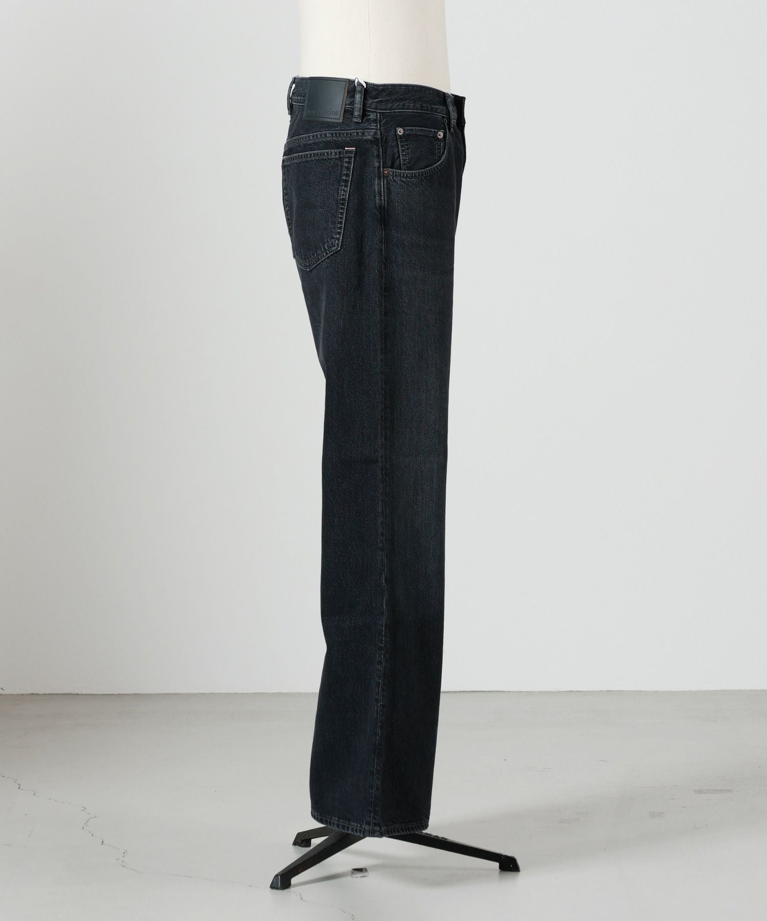 Acne Studios(アクネストゥディオズ)】 ルーズフィットジーンズ