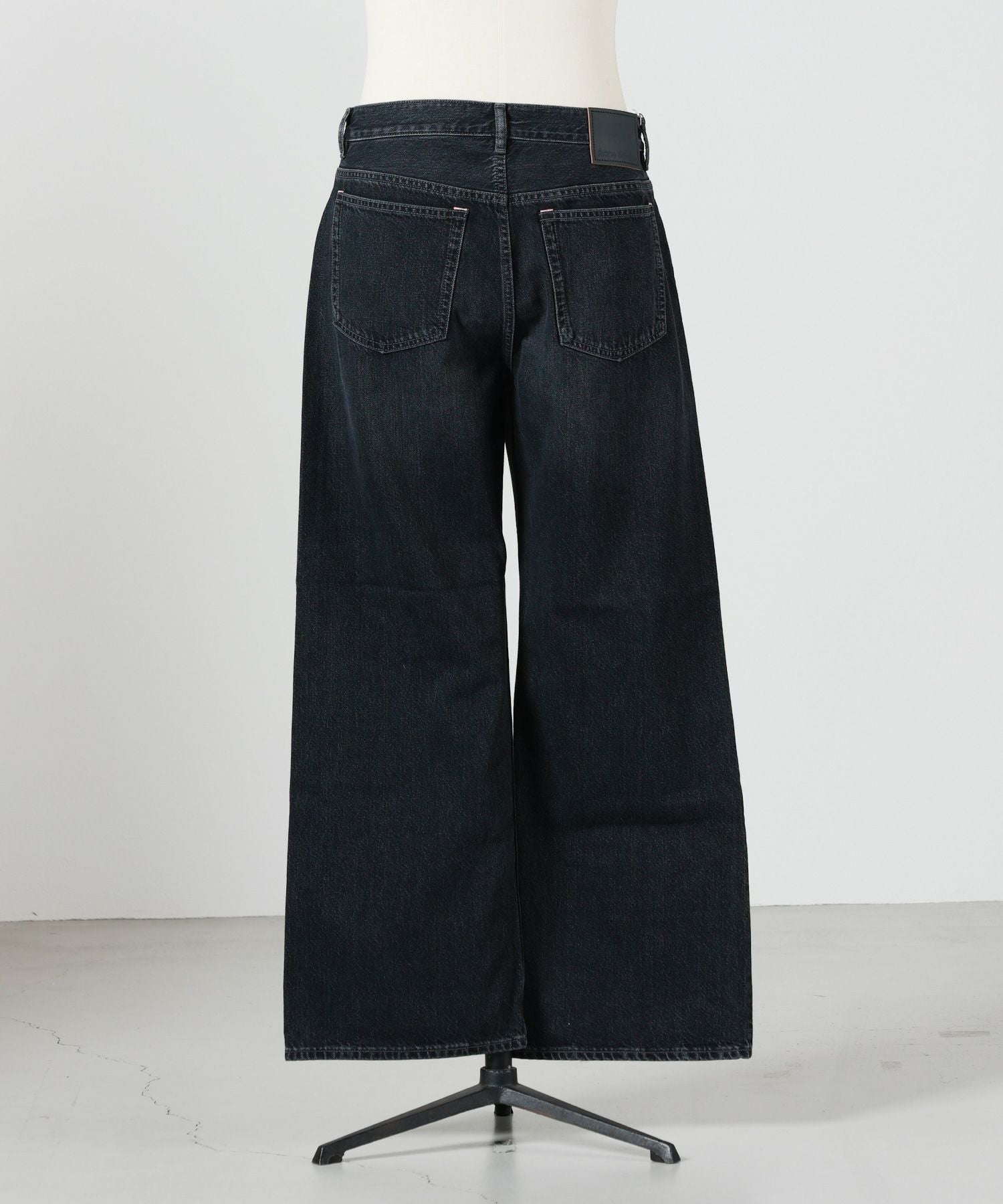 Acne Studios(アクネストゥディオズ)】 ルーズフィットジーンズ