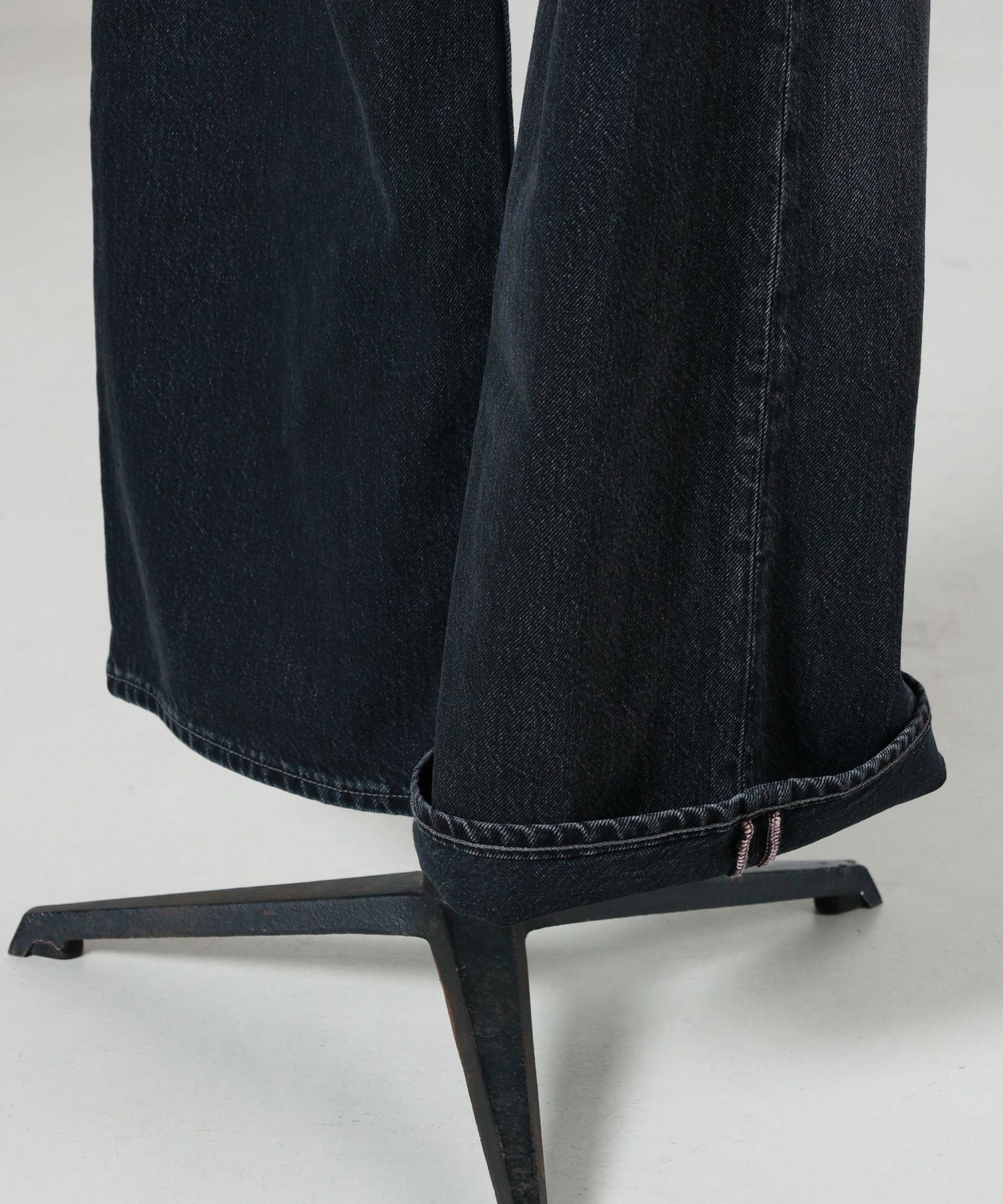 Acne Studios(アクネストゥディオズ)】 ルーズフィットジーンズ