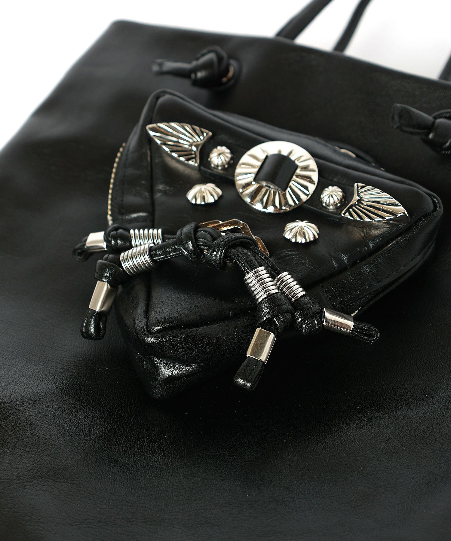 TOGA TOO(トーガトゥー)】 TRIANGLE POUCH BAG｜PARIGOT ONLINE