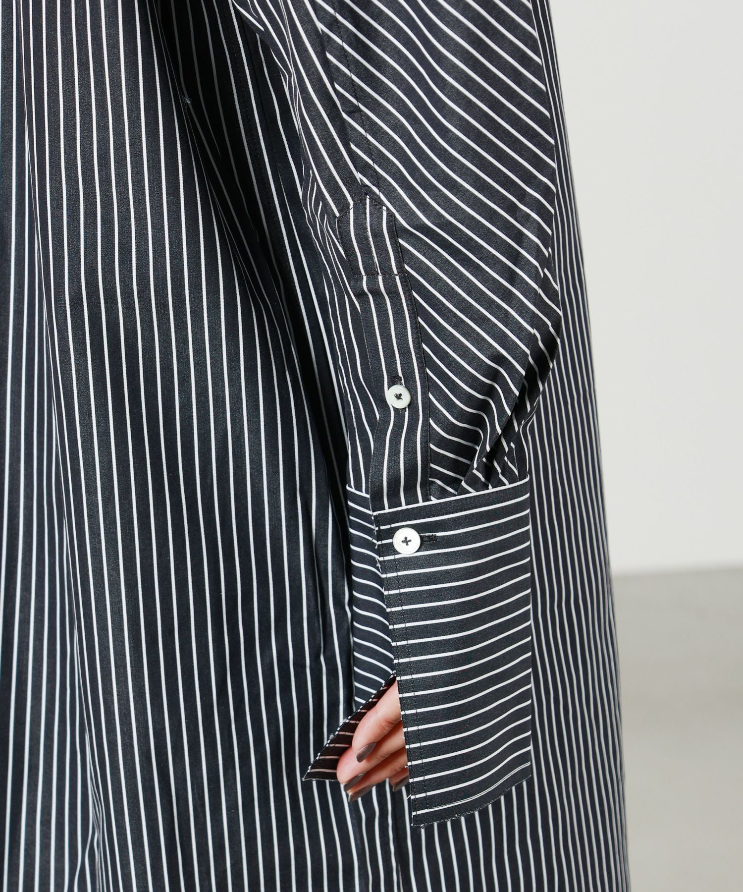 TOTEME(トーテム)】 Striped kimono-sleeve shirtdress｜PARIGOT