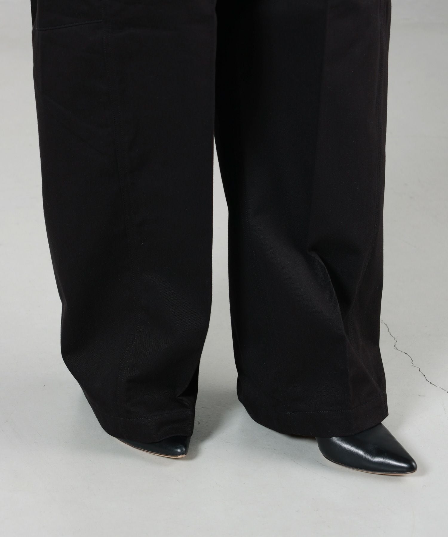 HYKE(ハイク)】 ≪Genderless≫BARREL-LEG CHINO PANTS｜PARIGOT