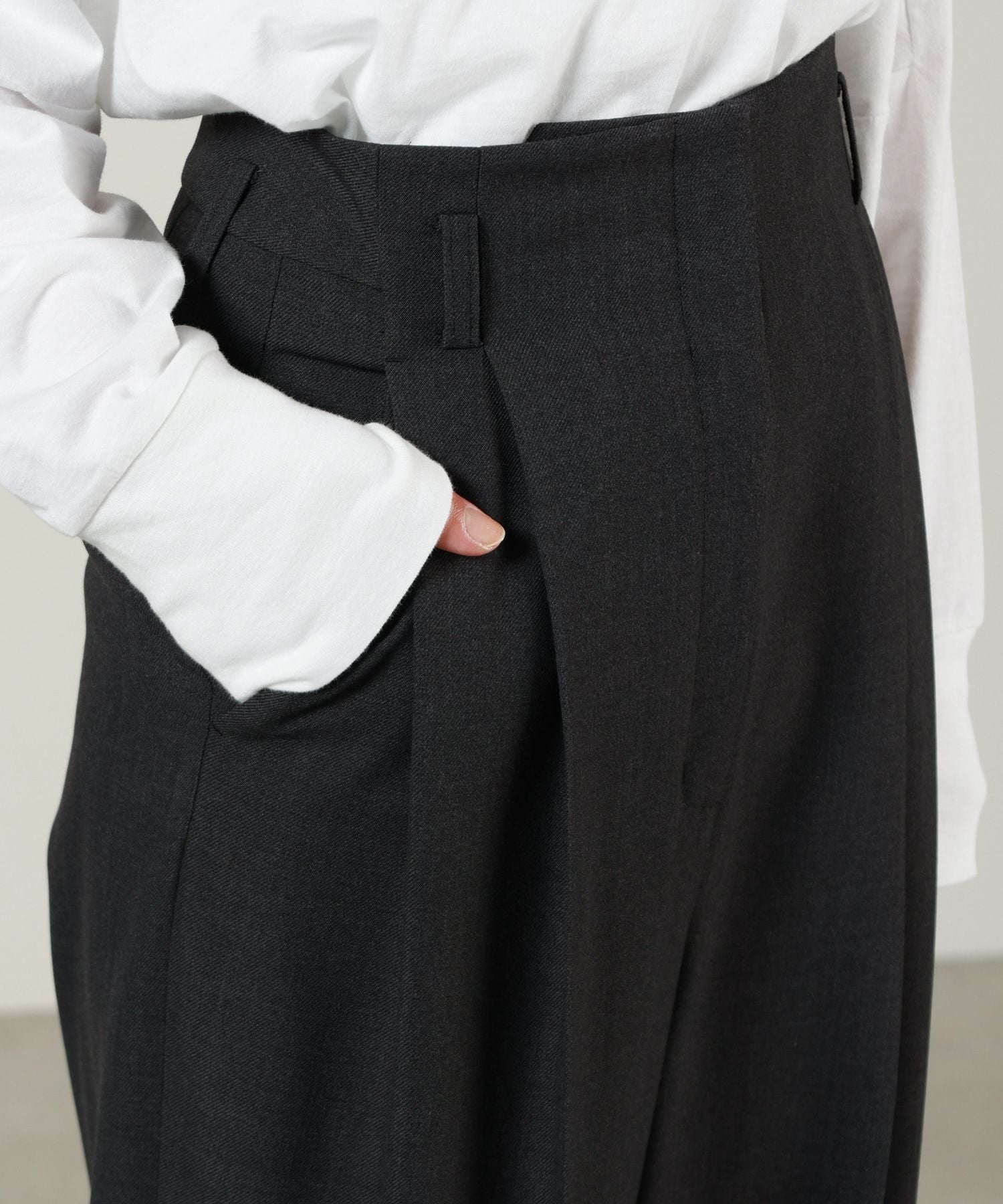 IIROT(イロット)】 Wool Brend Tuck Trousers｜PARIGOT ONLINE（パリゴ