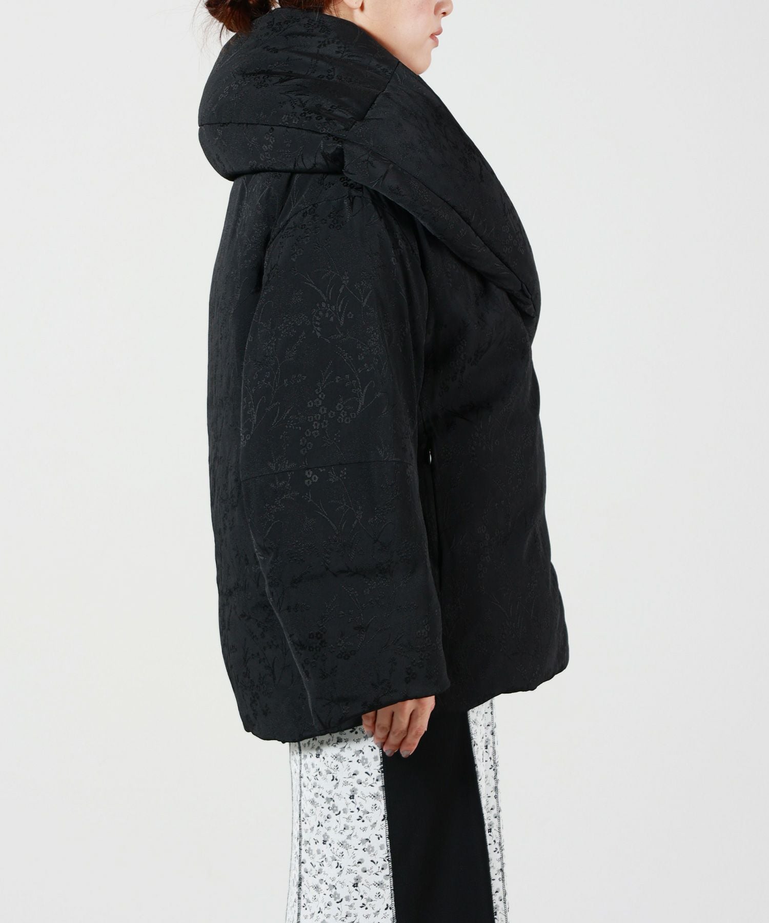 Mame Kurogouchi(マメ クロゴウチ)】Floral Jacquard Rounded Down