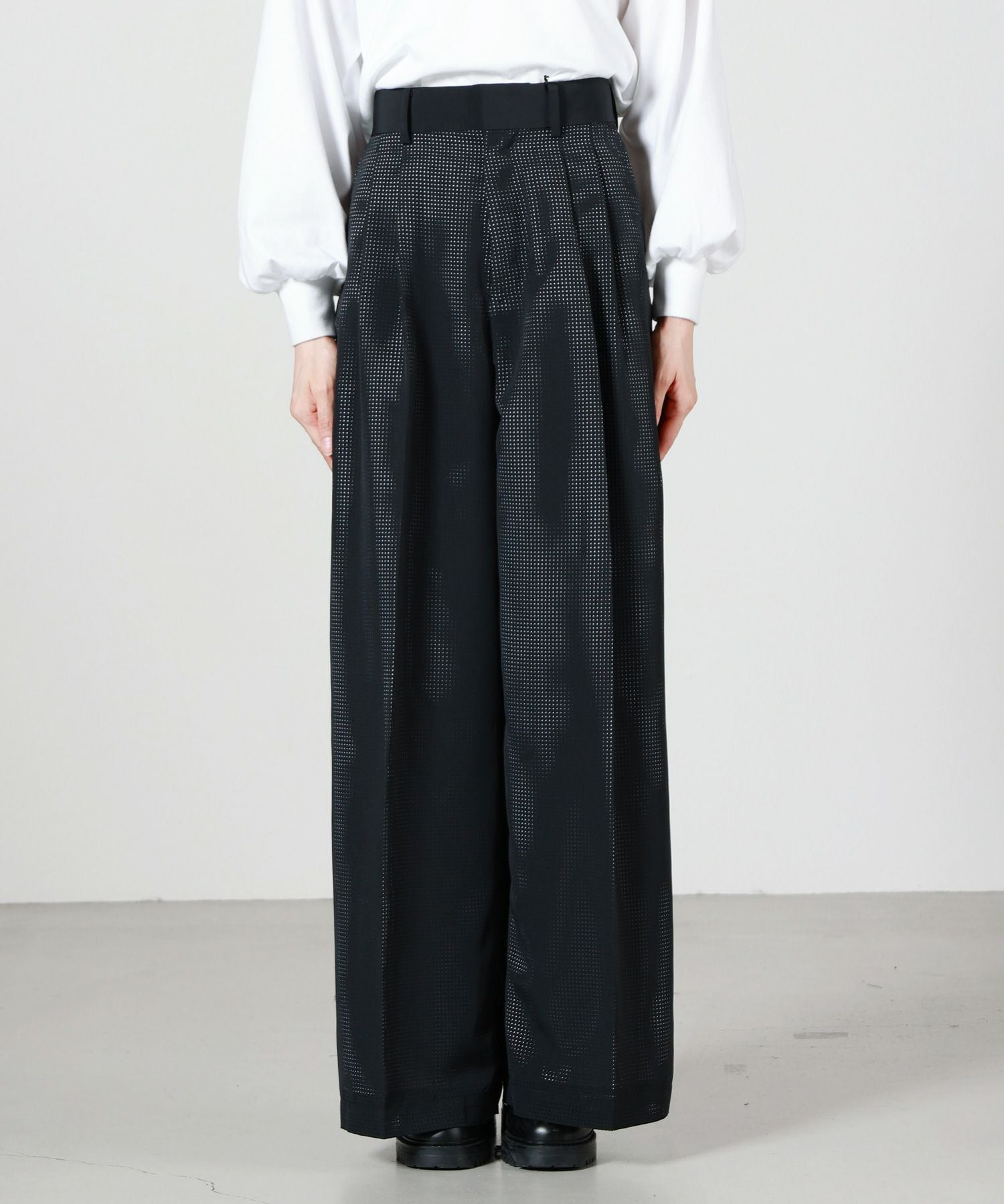 HYKE(ハイク)】 PERFORATED PANTS｜PARIGOT ONLINE（パリゴオンライン）