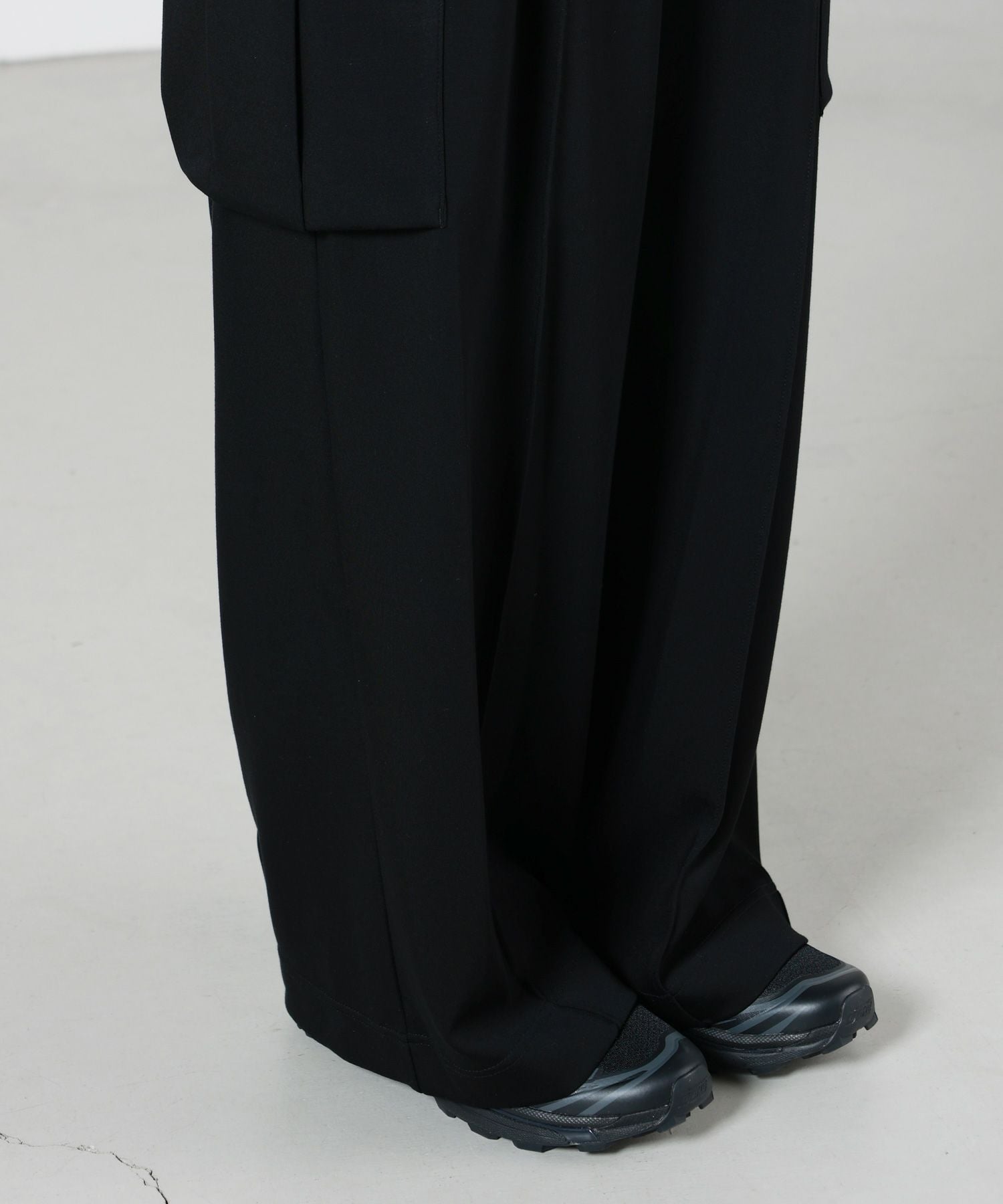 th products ワイドカーゴスラックス th products(ティーエイチプロダクツ)】 Wide Cargo Pants｜PARIGOT