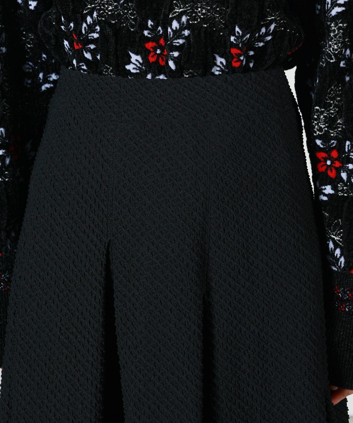 mame kurogouchi スパンコールスカート 刺繍 タイト 黒 Floral Motif Chenille Knited Skirt