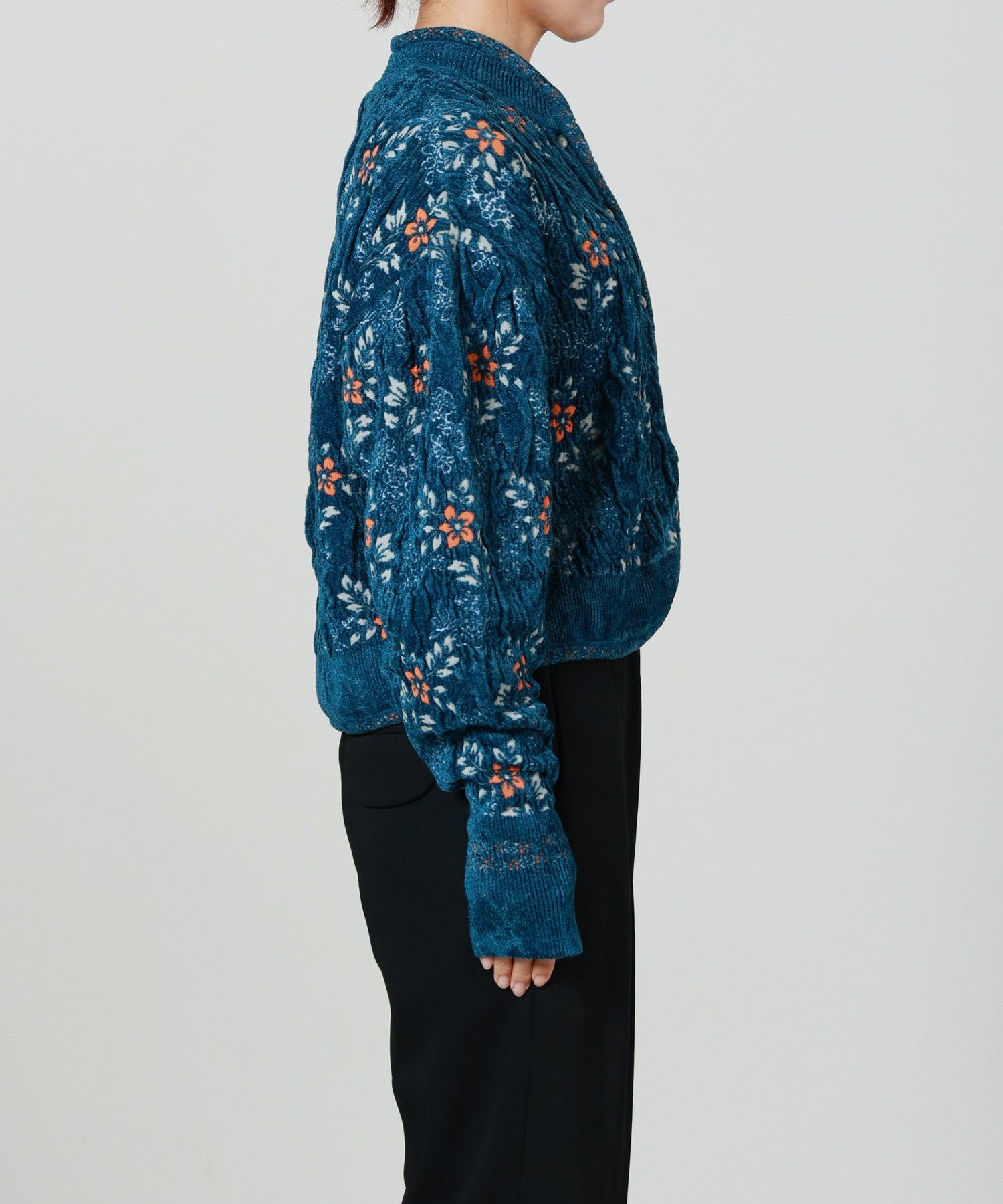 Mame Kurogouchi(マメ クロゴウチ)】 Floral Motif Chenille Knited